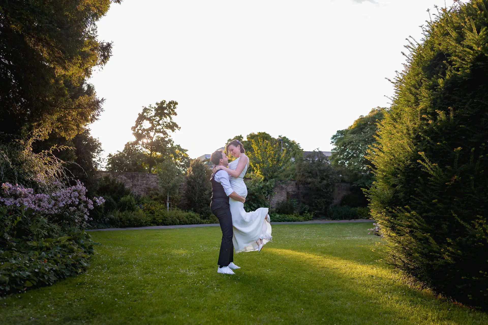Julia und Dennis küssen sich im Schlosspark Weinheim