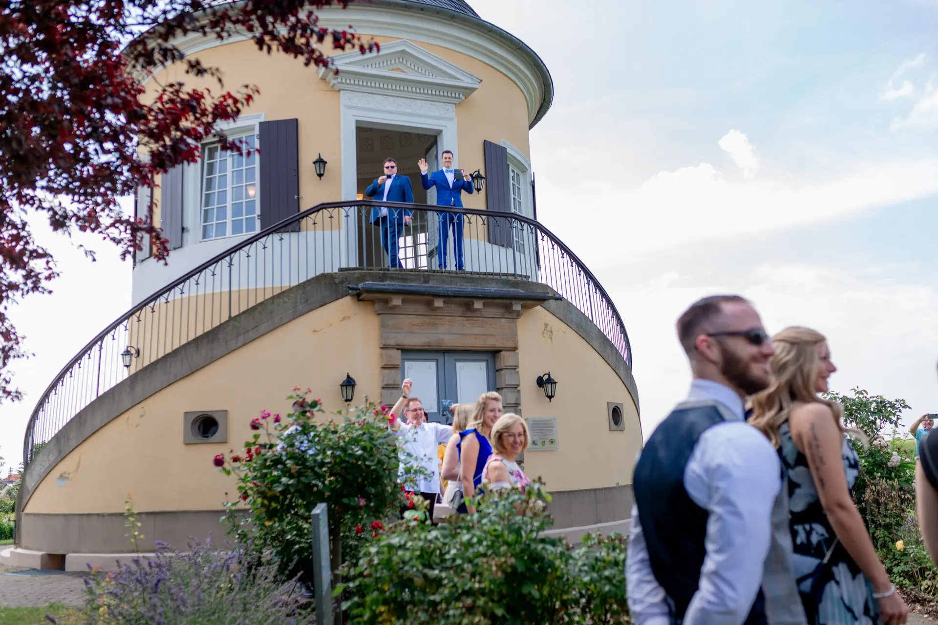 Bräutigam Kevin mit Trauzeuge auf dem Balkon des Schlosspavillon Kleinniedesheim