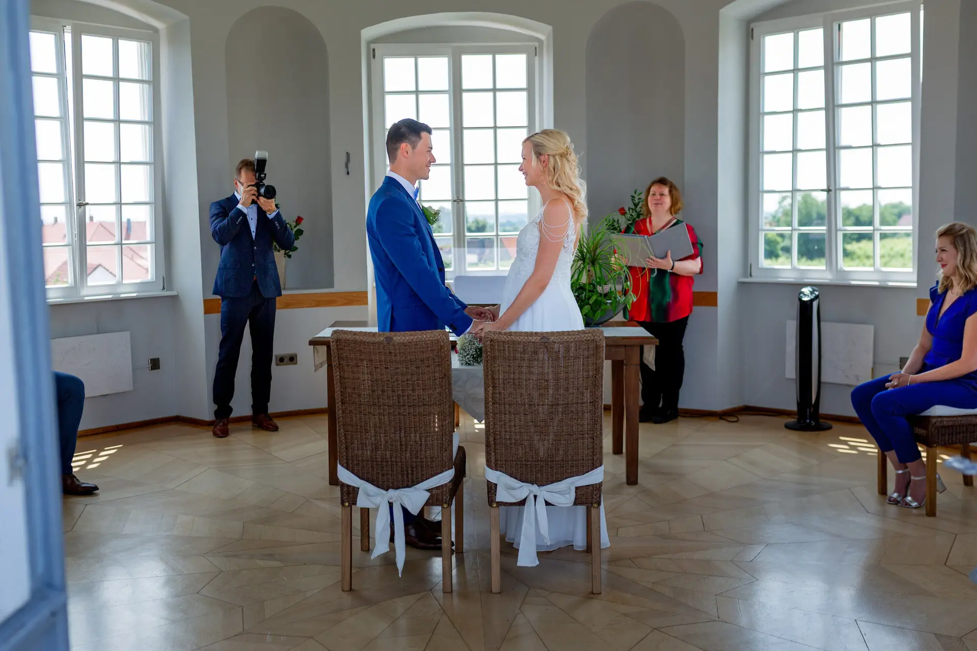 Feierlicher Moment der freien Trauung von Liane und Kevin im Schlosspavillon Kleinniedesheim