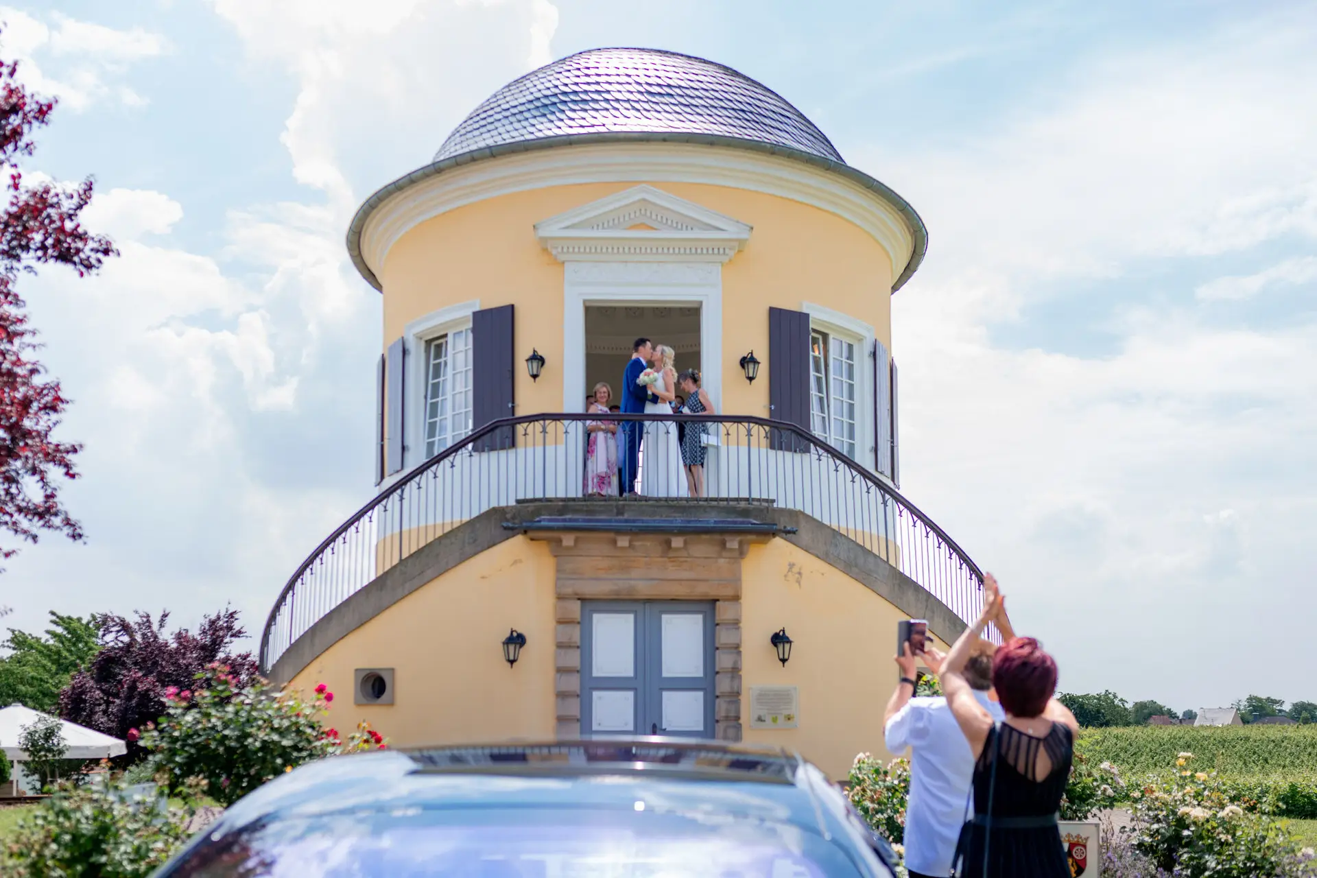 Brautpaar Liane und Kevin beim Glückwunsch der Hochzeitsgesellschaft vor dem Schlosspavillon