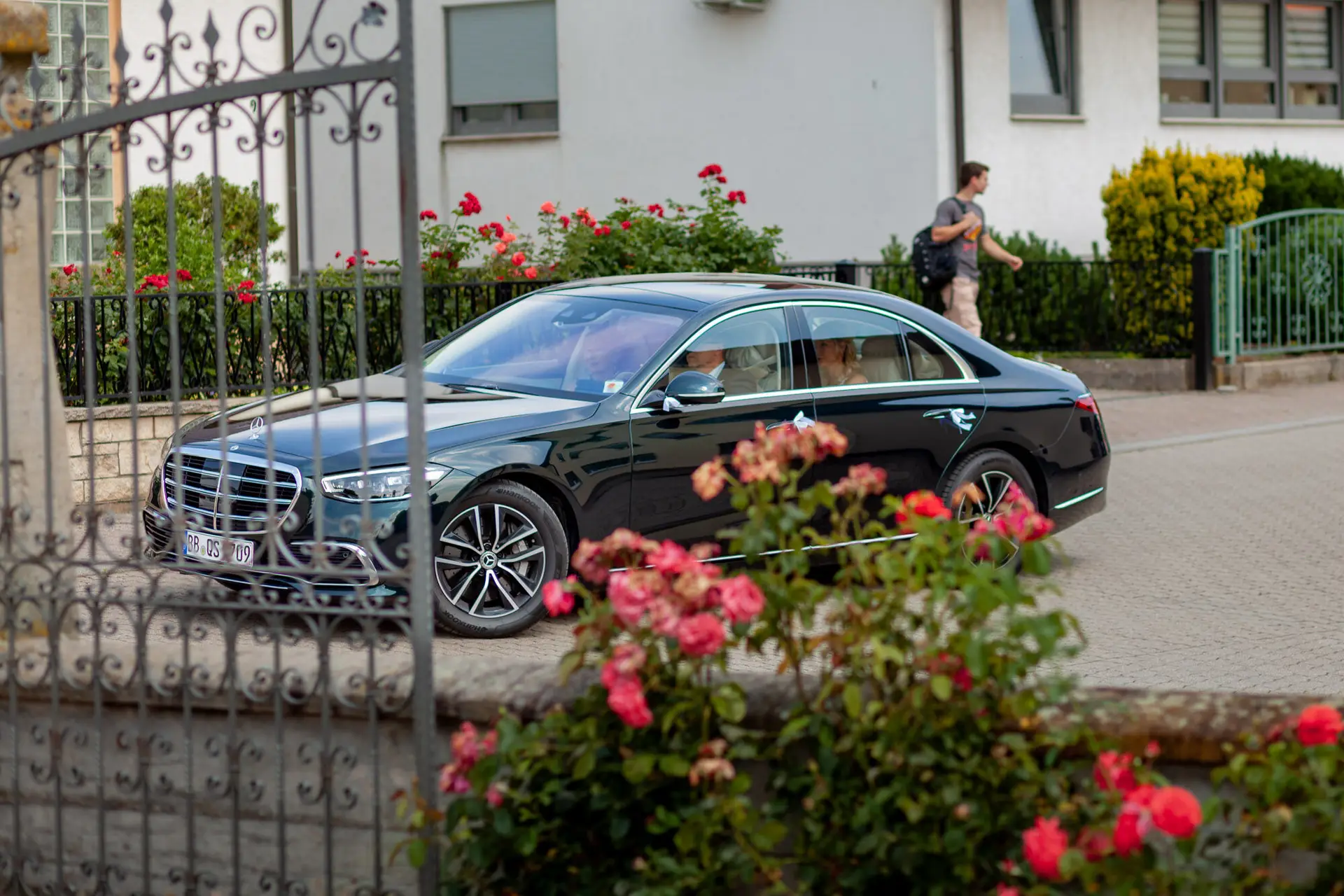 Schwarze Mercedes-Limousine als Hochzeitsauto vor dem Schlosspavillon Kleinniedesheim