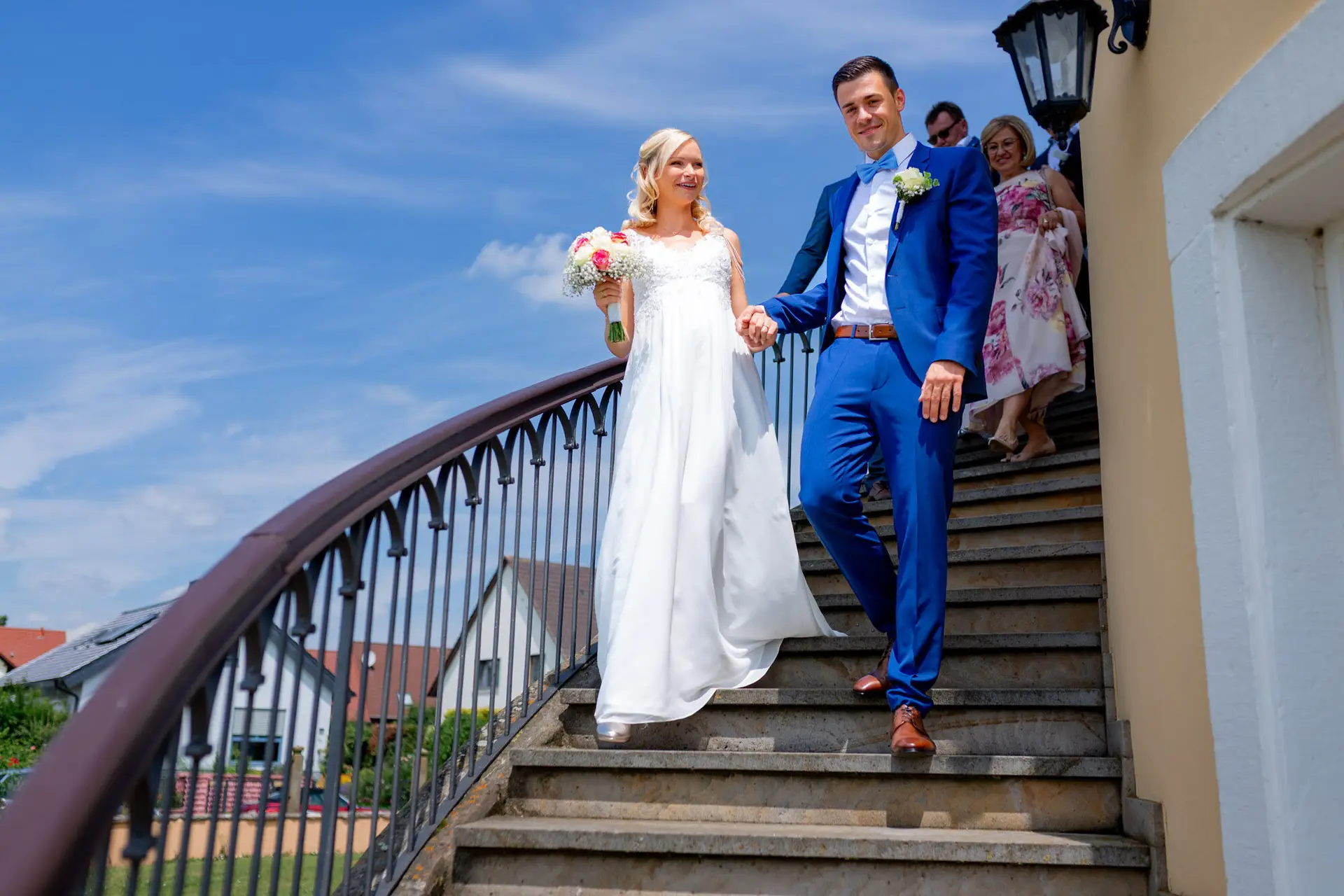 Liane und Kevin spazieren nach der Trauung am Schlosspavillon Kleinniedesheim