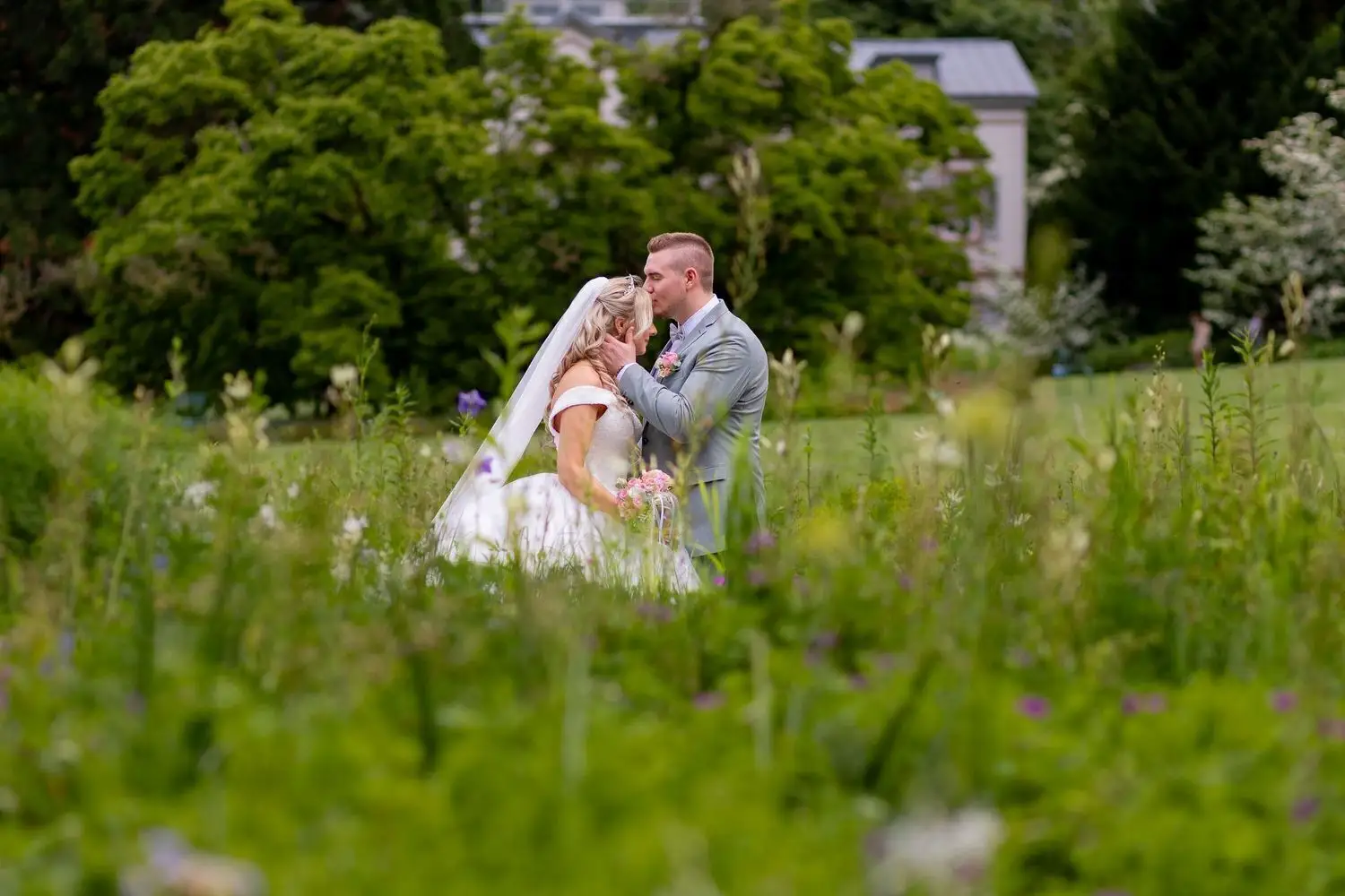 Sandra Bogdan Hermannshof Kuss Sommerwiese Herrenhaus.CCCDr3e3