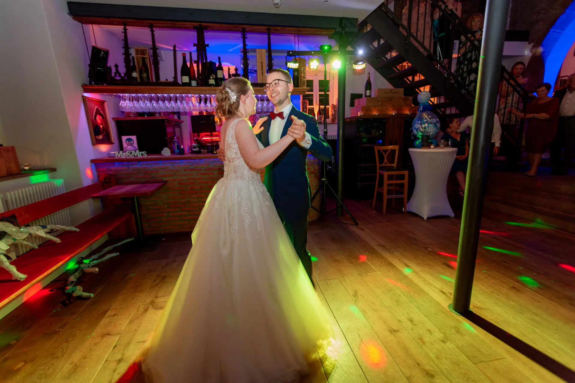 Sandra Dominic Hochzeitstanz Buntes Partylicht.BDIWsGd3 Sandra und Dominic tanzen ihren Hochzeitstanz mit buntem Partylicht in der Ulner Kapelle Weinheim