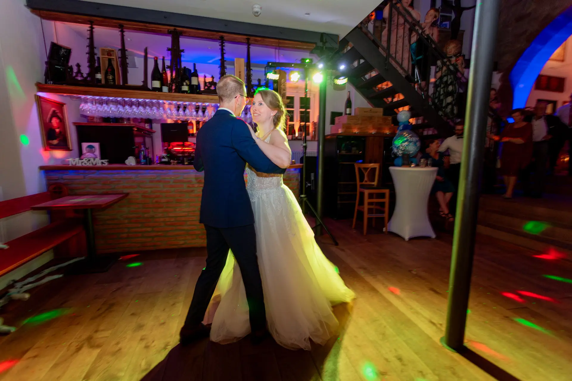 Sandra Dominic Hochzeitstanz Eng Umschlungen.Bd7nOX2 Sandra und Dominic tanzen eng umschlungen auf ihrer Hochzeitsfeier in der Ulner Kapelle Weinheim