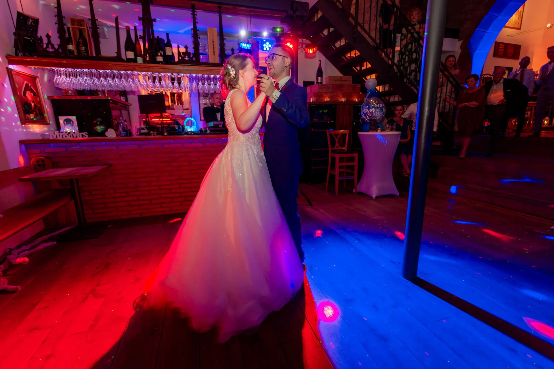 Sandra Dominic Hochzeitstanz Partylicht Ulner Kapelle.C6 SHXyk Sandra und Dominic beim Hochzeitstanz mit rotem und blauem Partylicht in der Ulner Kapelle Weinheim
