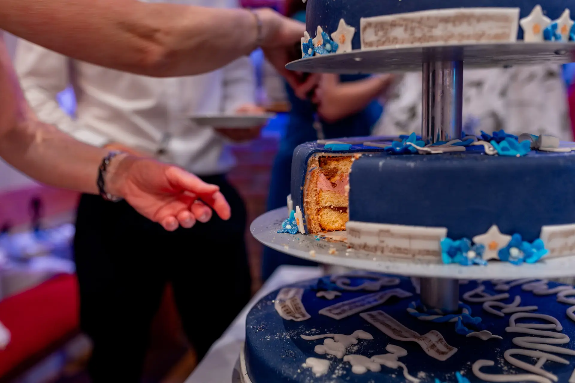 Sandra Dominic Hochzeitstorte Angeschnitten Schichten.VmTTAaBb Angeschnittene Hochzeitstorte mit Blick auf die Kuchenschichten bei der Feier von Sandra und Dominic