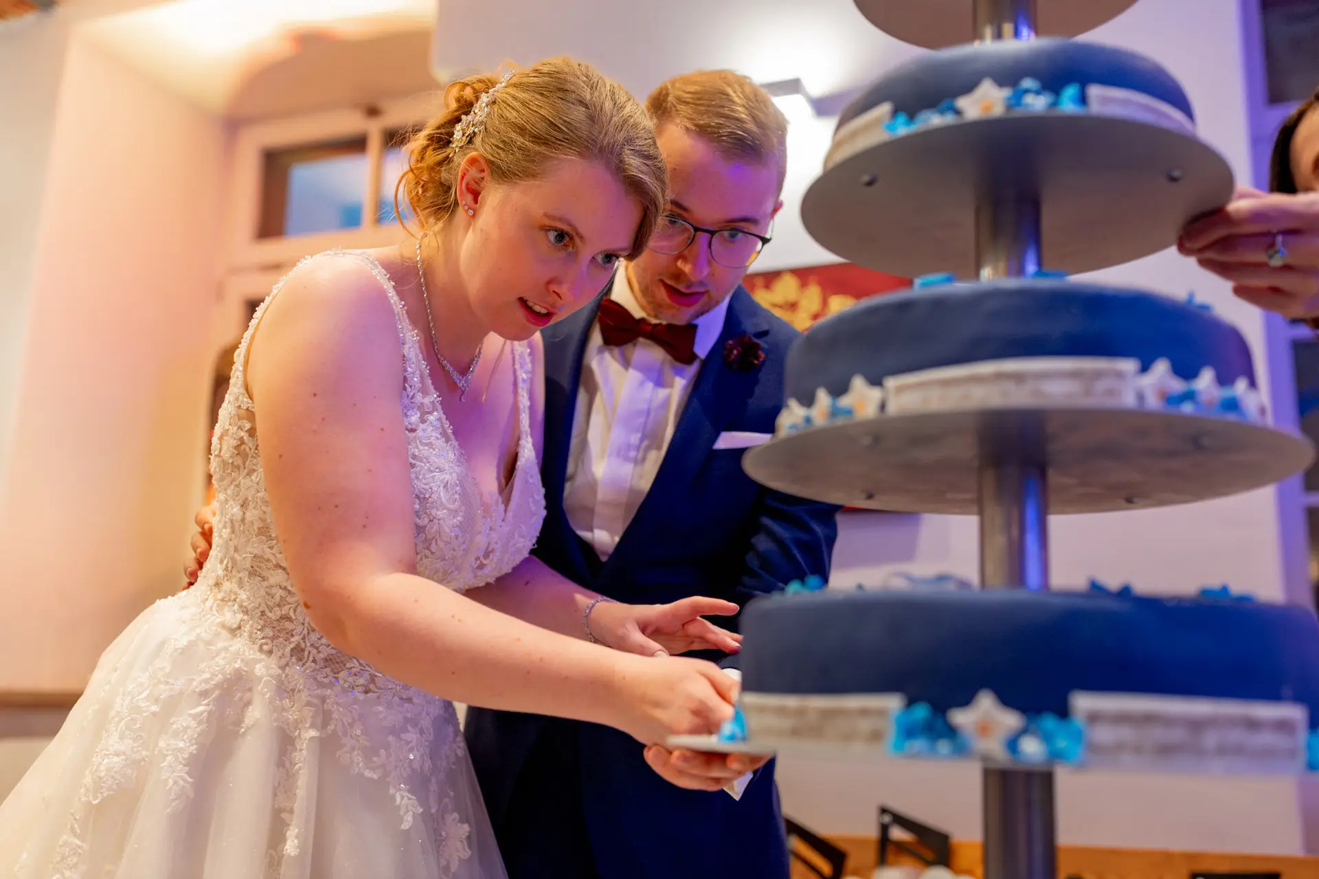 Sandra Dominic Hochzeitstorte Anschnitt Ulner Kapelle.NmpPHHI6 Sandra und Dominic schneiden ihre blaue Hochzeitstorte an in der Ulner Kapelle Weinheim