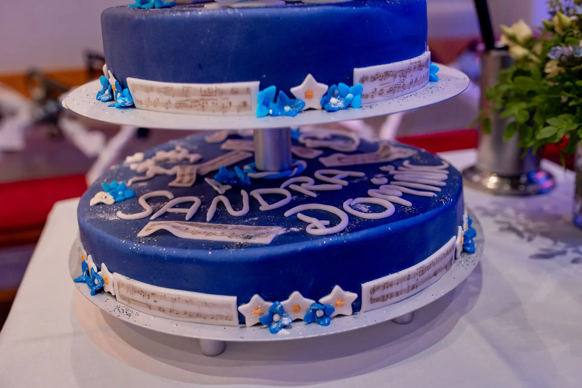 Sandra Dominic Hochzeitstorte Blau Dreistoeckig.QpVep8Gc Dreistöckige blaue Hochzeitstorte mit den Namen Sandra und Dominic
