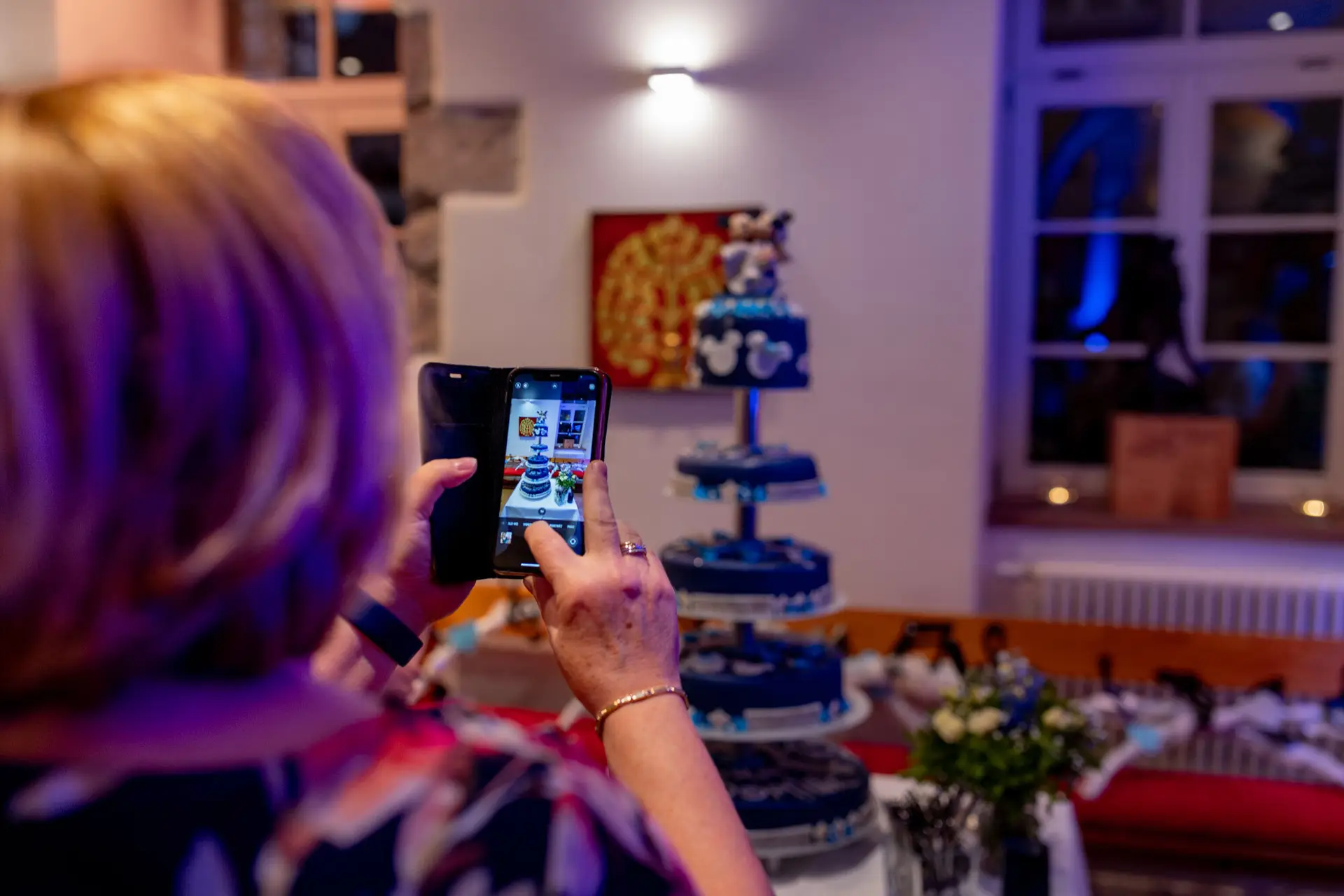 Sandra Dominic Hochzeitstorte Gast Fotografiert.FG2xWHx Gast fotografiert die Hochzeitstorte mit dem Handy bei der Feier von Sandra und Dominic