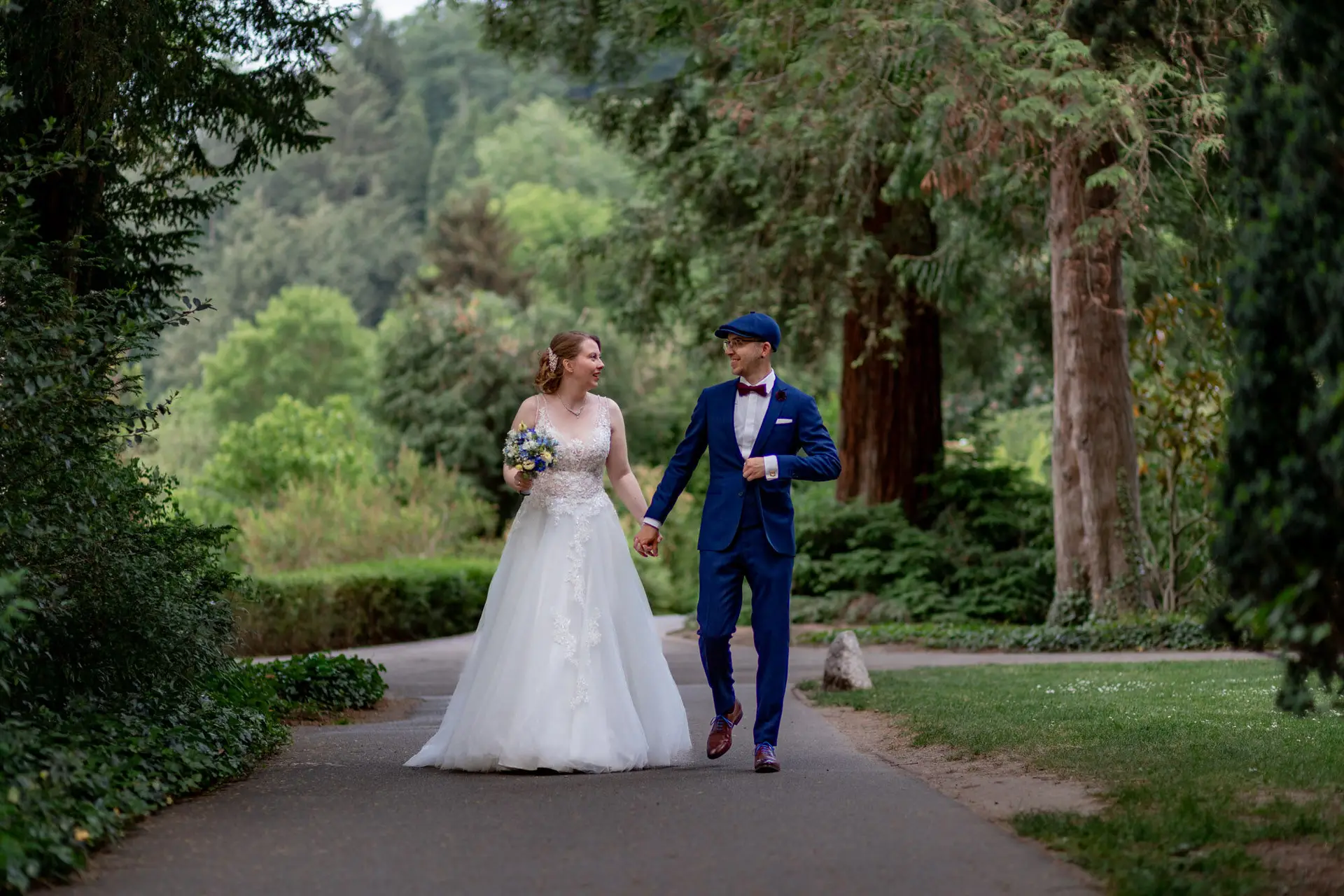 Sandra Dominic Schlosspark Weinheim Allee Hand In Hand. U0I7jZi Sandra und Dominic spazieren Hand in Hand durch eine Allee im Schlosspark Weinheim