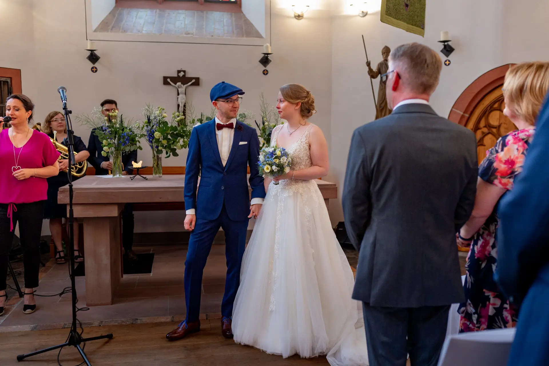 Sandra Dominic Ulner Kapelle Weinheim Altar Gaeste Saengerin.BYdDjg C Sandra und Dominic stehen am Altar, Gäste und Sängerin im Hintergrund in der Ulner Kapelle Weinheim