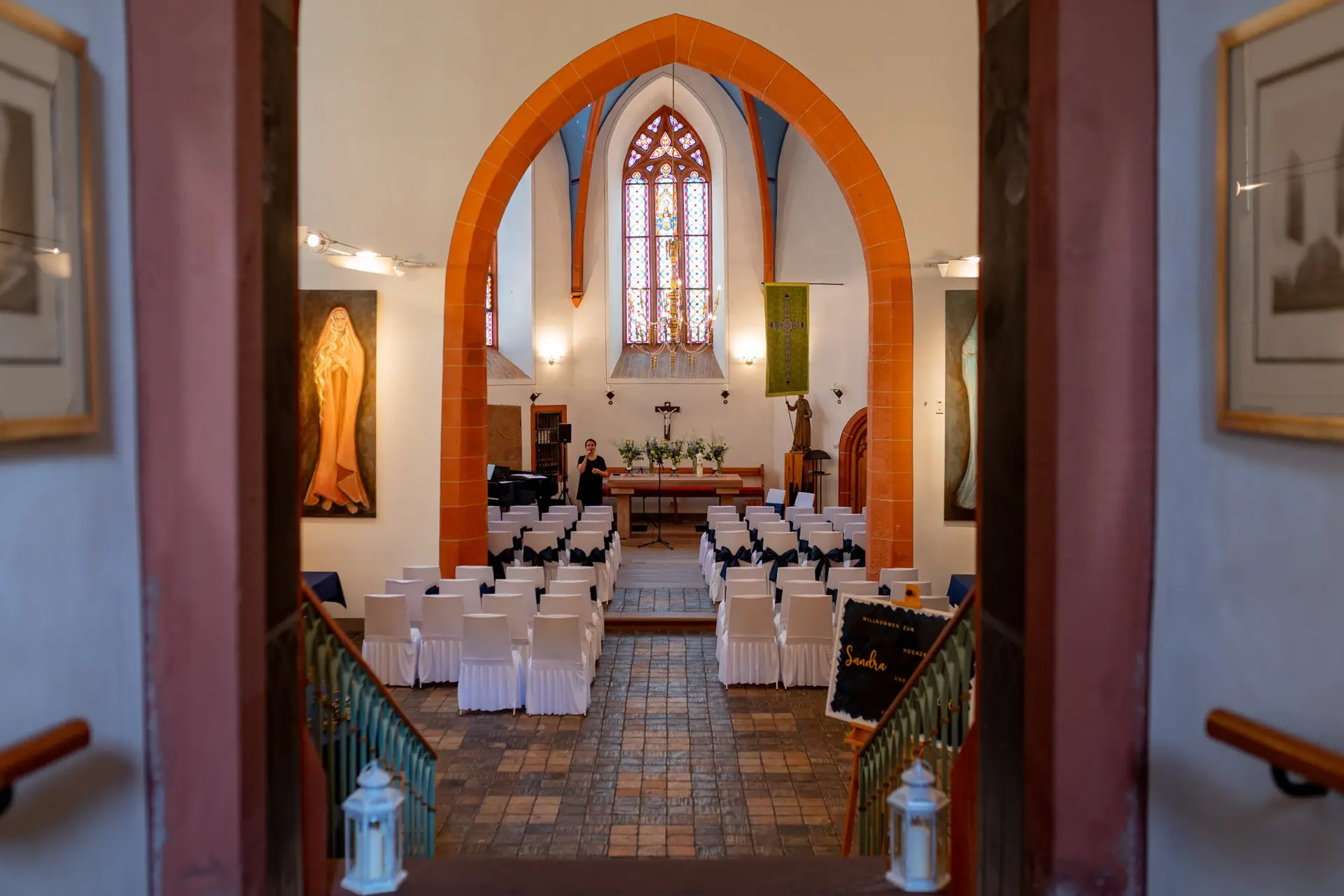 Sandra Dominic Ulner Kapelle Weinheim Eingang Altar.ClZi0b J Blick durch den Eingang in die geschmückte Ulner Kapelle Weinheim mit Stuhlreihen und Altar