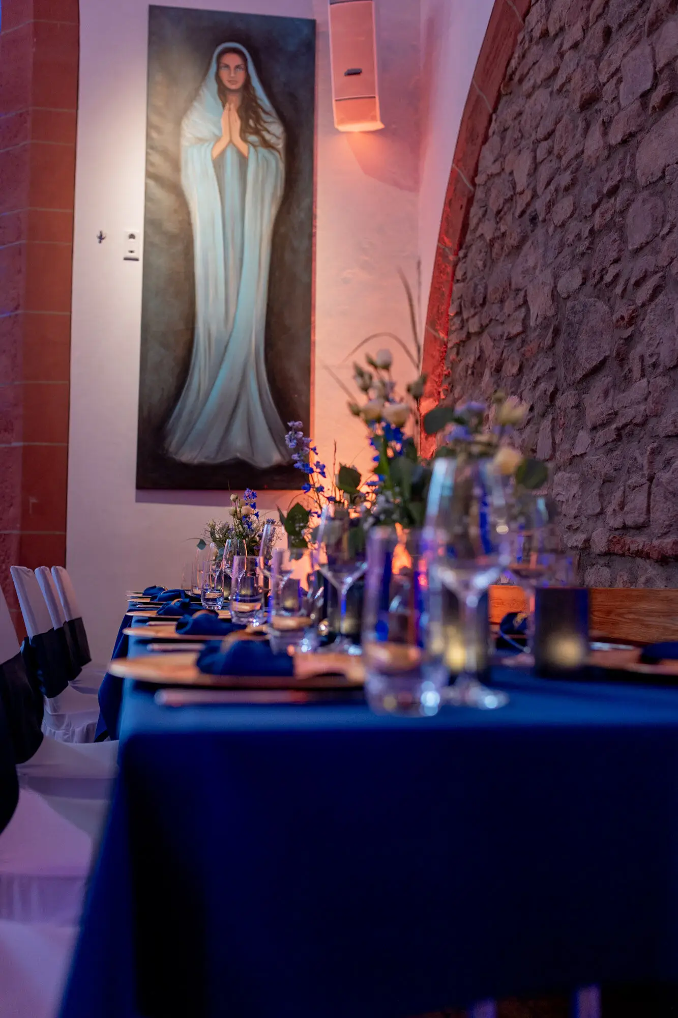 Sandra Dominic Ulner Kapelle Weinheim Festtafel Steinwand.8rt18KTQ Gedeckte Festtafel mit Gemälde an der Steinwand in der Ulner Kapelle Weinheim