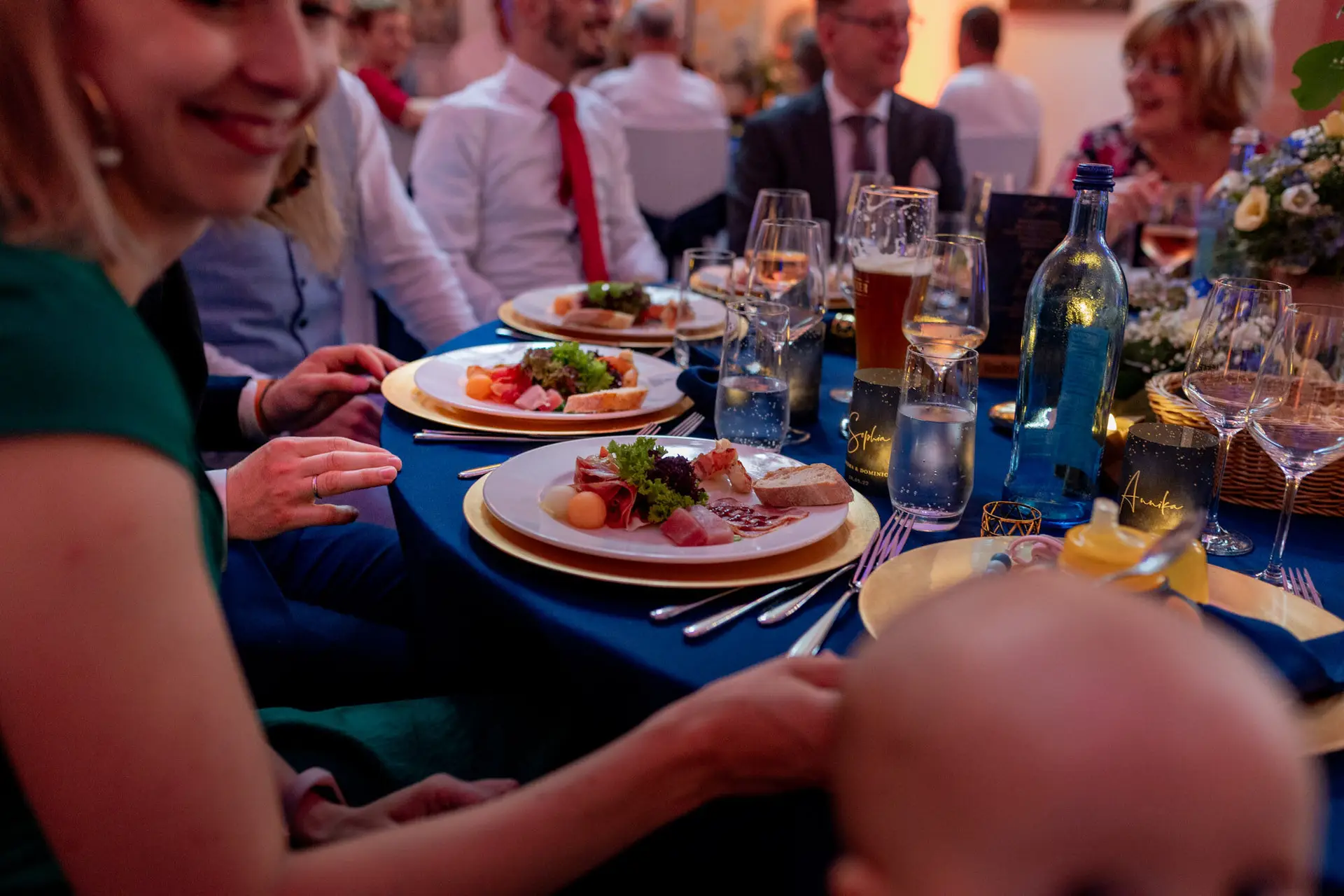 Sandra Dominic Ulner Kapelle Weinheim Gaeste Abendessen.B6K3ApsW Gäste beim Abendessen an der Hochzeitsfeier von Sandra und Dominic in der Ulner Kapelle Weinheim