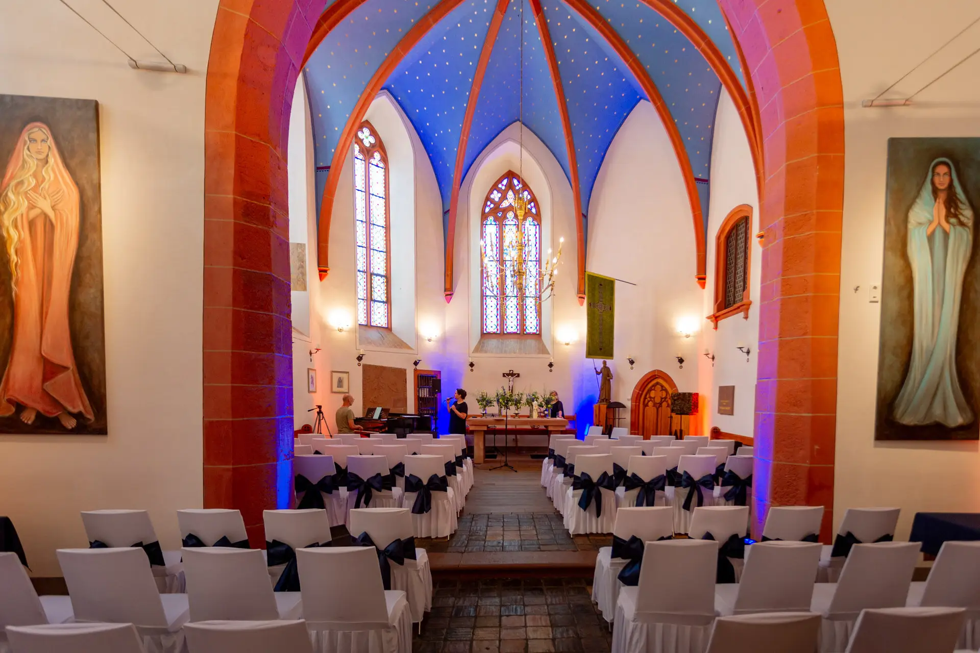 Sandra Dominic Ulner Kapelle Weinheim Innenraum Beleuchtung.DV7QCiiS Innenraum der Ulner Kapelle Weinheim mit weißen Stühlen, blauer Beleuchtung und Blick zum Altar