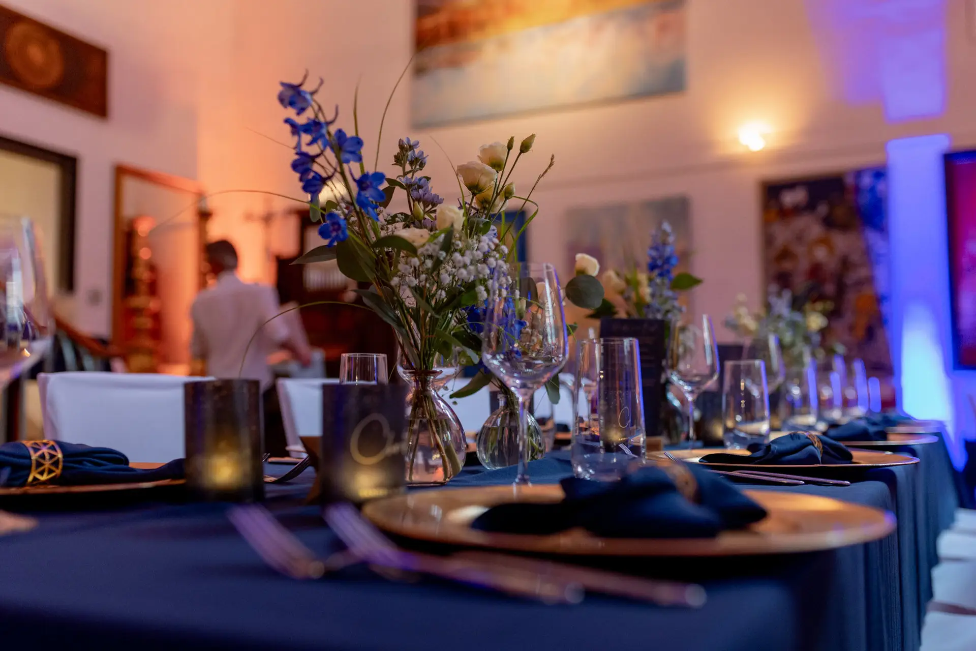 Sandra Dominic Ulner Kapelle Weinheim Tischdeko Abendlicht.GFBc MKr Tischdekoration mit Blumenvasen und Gläsern im Abendlicht in der Ulner Kapelle Weinheim