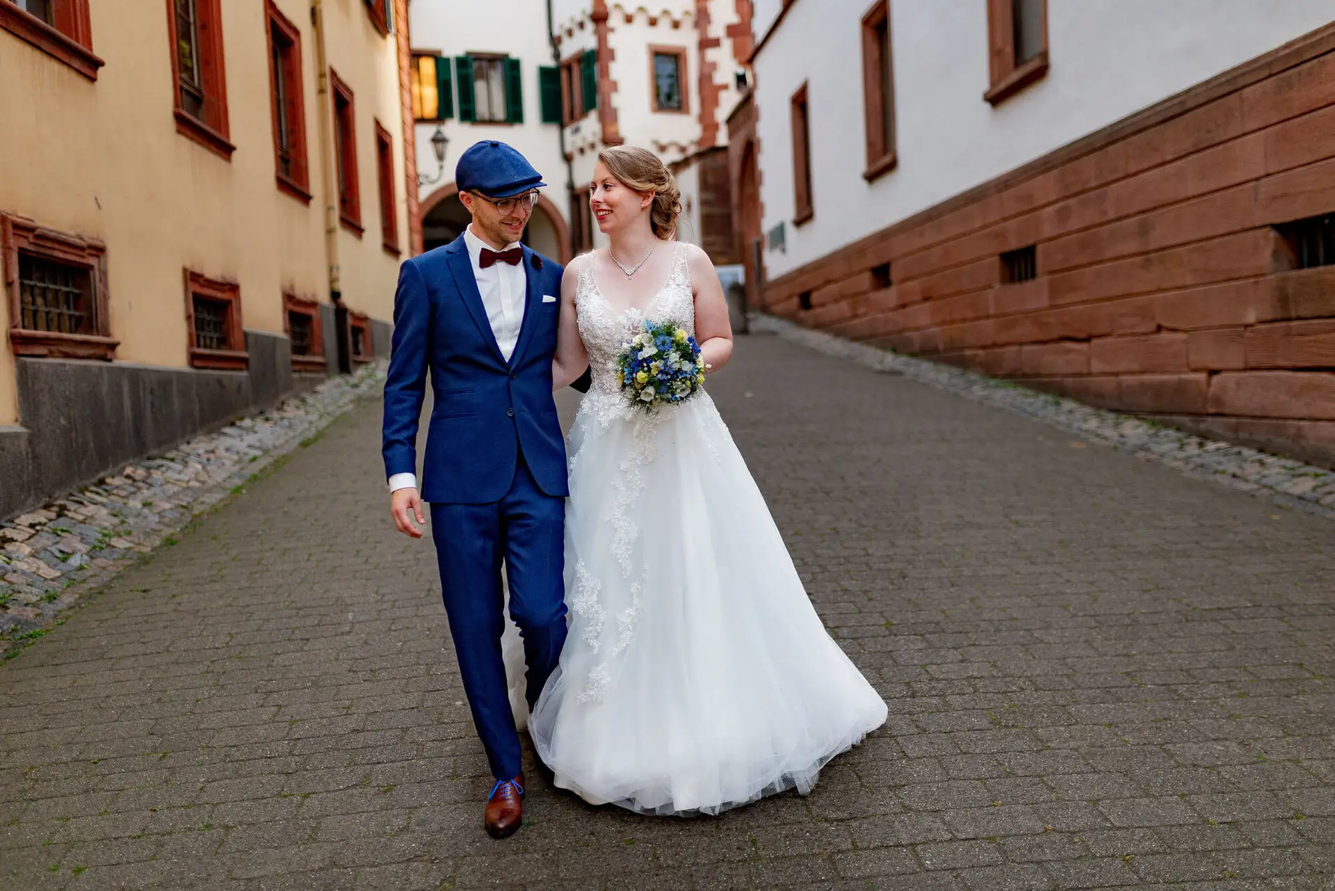 Sandra Dominic Weinheim Altstadt Gasse.BVSJV9p3 Sandra und Dominic laufen durch eine Gasse in der Weinheimer Altstadt