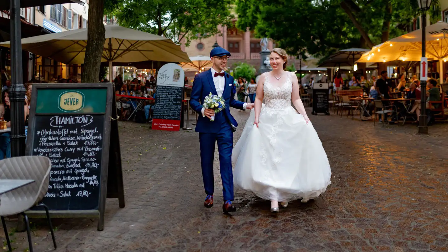Hochzeitsfotograf in Weinheim: Paar in der historischen Ulner Kapelle.