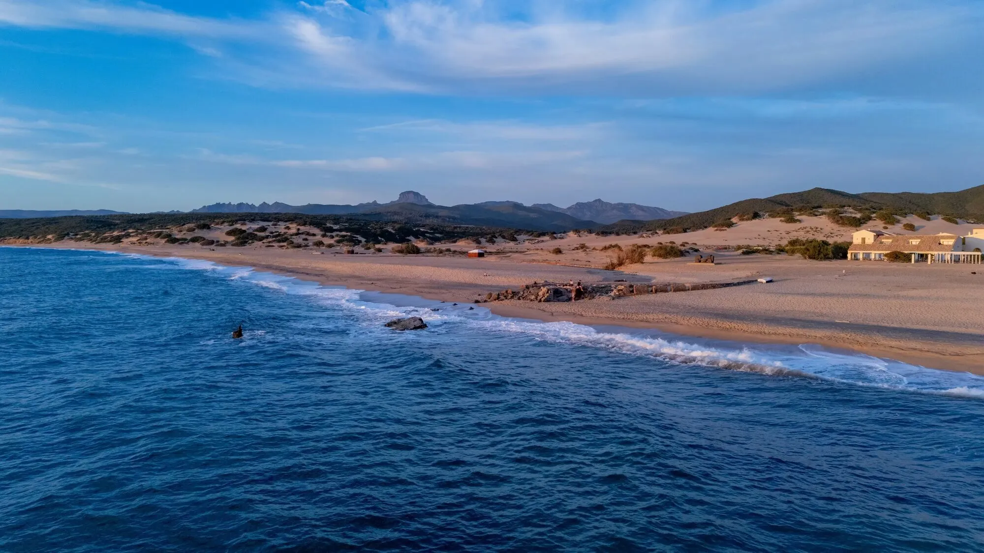 sonnenuntergang_am_meer_mit_warmem_licht