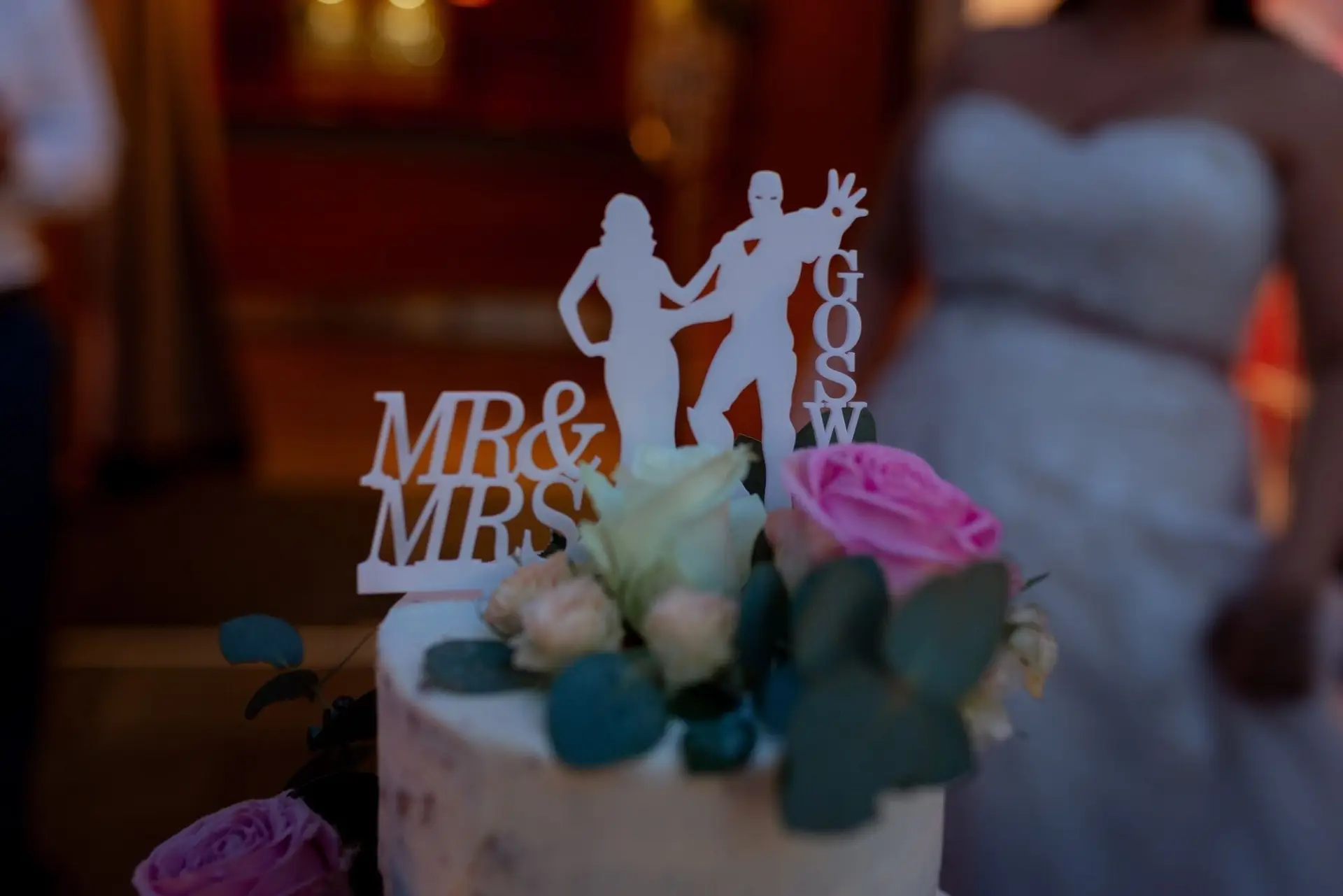 Tina Bjoern Feier Hochzeitstorte Mr Mrs Anschnitt.CIkcZJw8 Hochzeitstorte mit "Mr. & Mrs." Silhouetten und Rosen-Dekoration beim Anschnitt