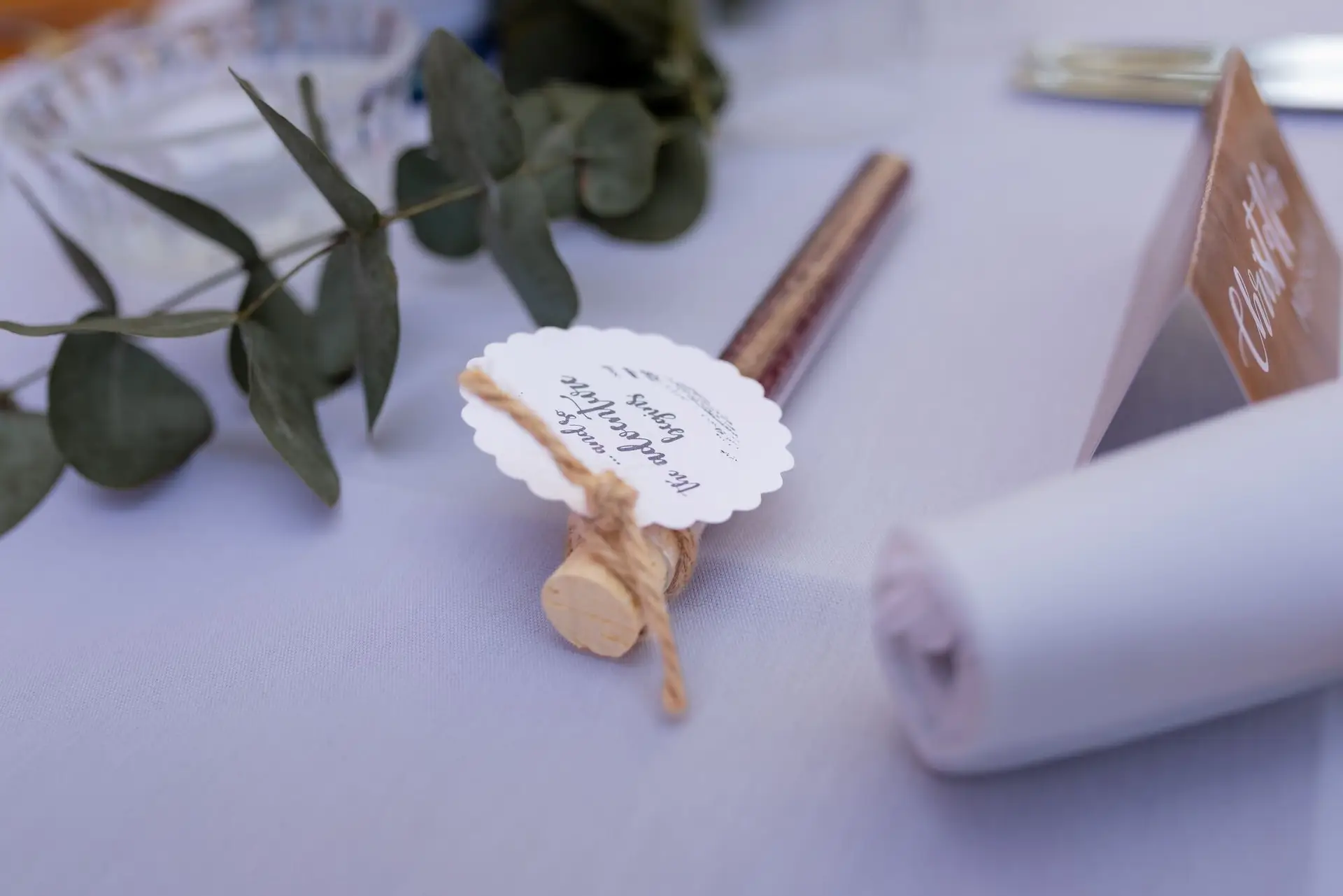 Tina Bjoern Feier Tischdeko Gastgeschenk Eukalyptus.7npTyUe8 Tischdekoration mit Gastgeschenk, Namenskarte und Eukalyptuszweigen bei der Hochzeitsfeier