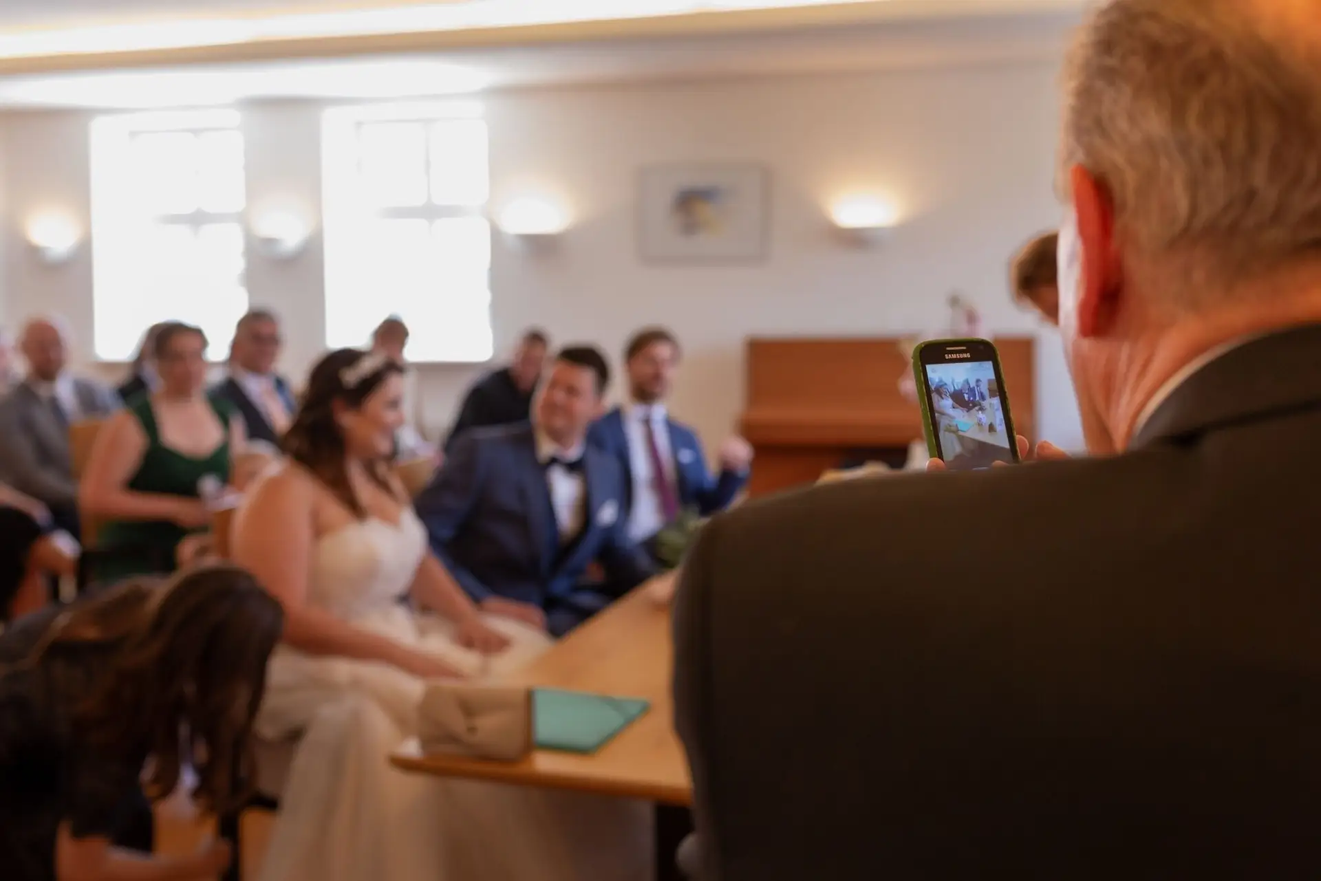 Tina Bjoern Rathaus Mutterstadt Gast Fotografiert Trauung.Z1j02Dun Gast fotografiert Braut und Bräutigam bei der standesamtlichen Trauung im Rathaus Mutterstadt
