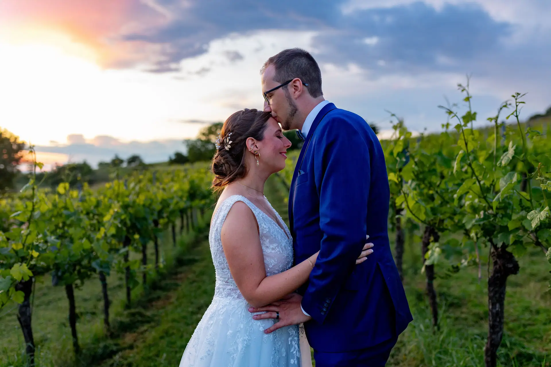 Verena Florian Grenzhof Weinberg Kuss Abendhimmel.Cn8YMArw Brautpaar küsst sich innig im Weinberg des Grenzhofs Heidelberg bei dramatischem Abendhimmel