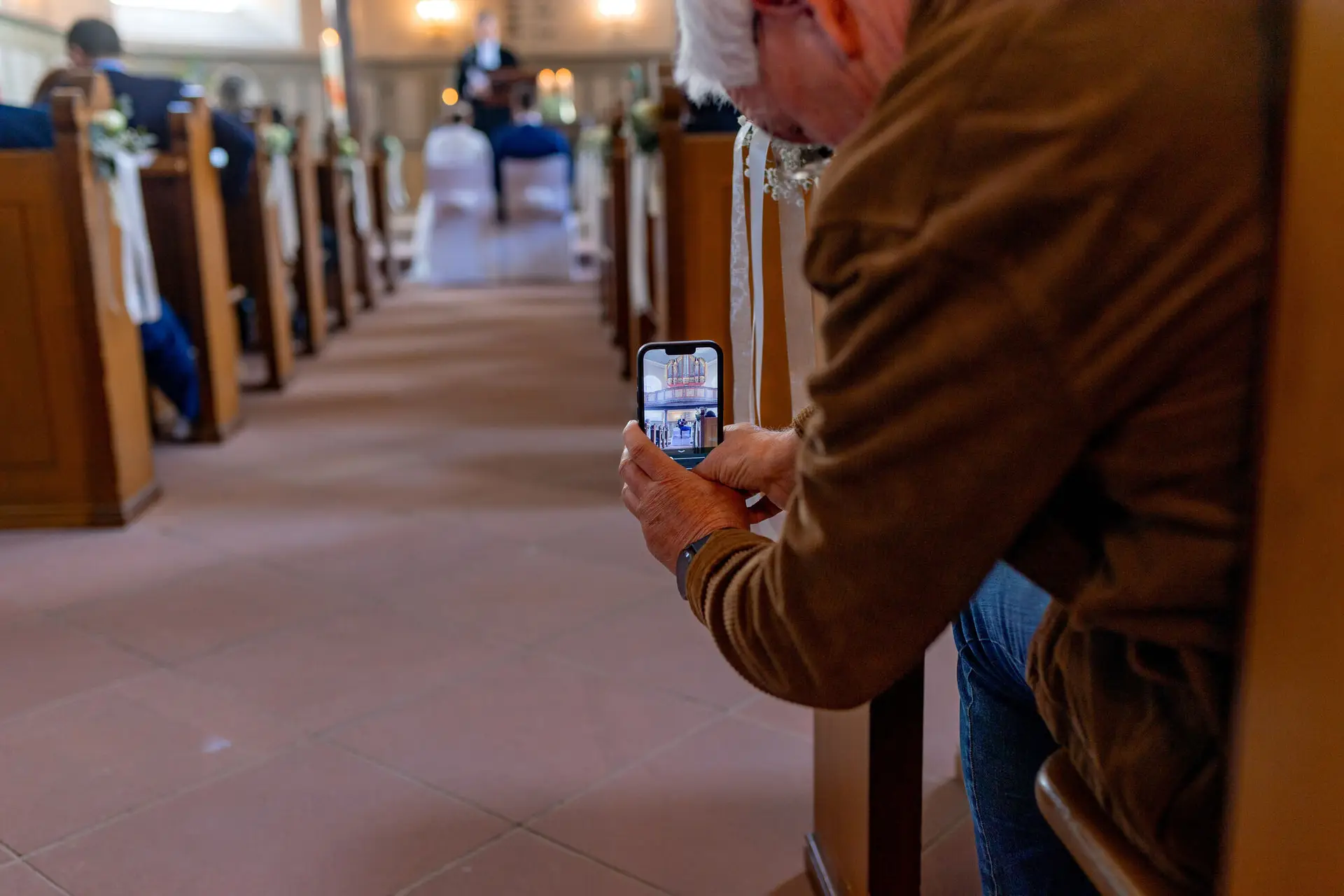 Verena Florian Kirche Mutterstadt Gast Smartphone.BZguEWkZ Gast fotografiert den Hochzeitsaltar auf seinem Smartphone in der festlich dekorierten Kirche Mutterstadt