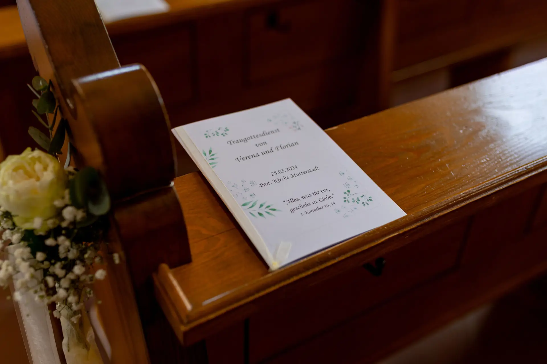 Verena Florian Kirche Mutterstadt Kirchenheft Blumen.DETFAP1h Kirchenheft zum Traugottesdienst auf der Holzbank mit Blumenschmuck in der Kirche Mutterstadt