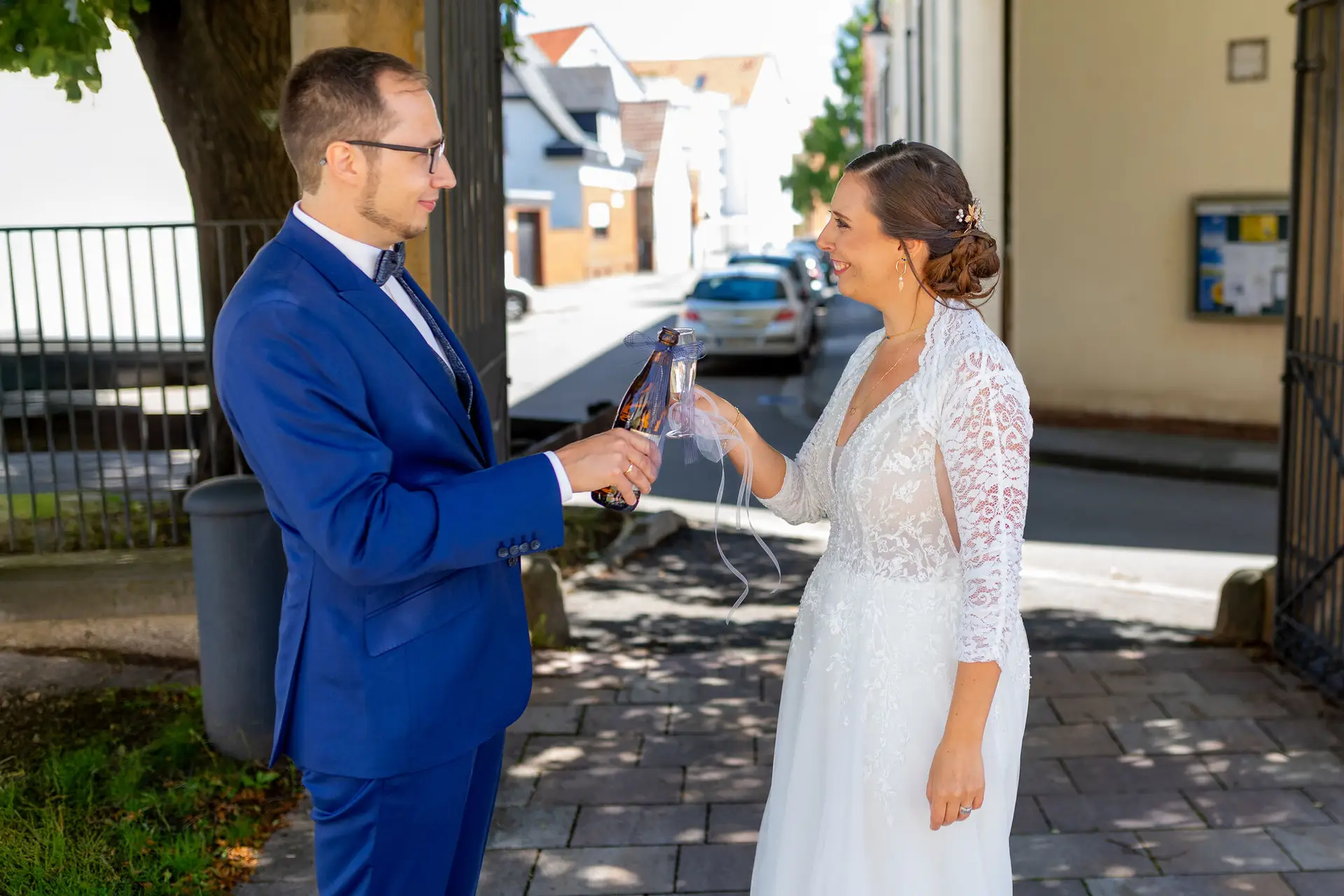 Verena Florian Mutterstadt Champagner Unter Baum.B0Jr935e Braut und Bräutigam stoßen strahlend mit Champagner unter einem Baum auf der Straße nach der Trauung an