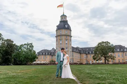 Daniela Matthias Karlsruhe Schloss Brautpaar Gruener Anzug.BRxDM0ZM Daniela Matthias Karlsruhe Schloss Brautpaar Gruener Anzug.BRxDM0ZM