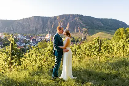 Jana Julian Kuss Weinberge Burg Ebernburg Abenddaemmerung.DcB8yYhC Jana Julian Kuss Weinberge Burg Ebernburg Abenddaemmerung.DcB8yYhC