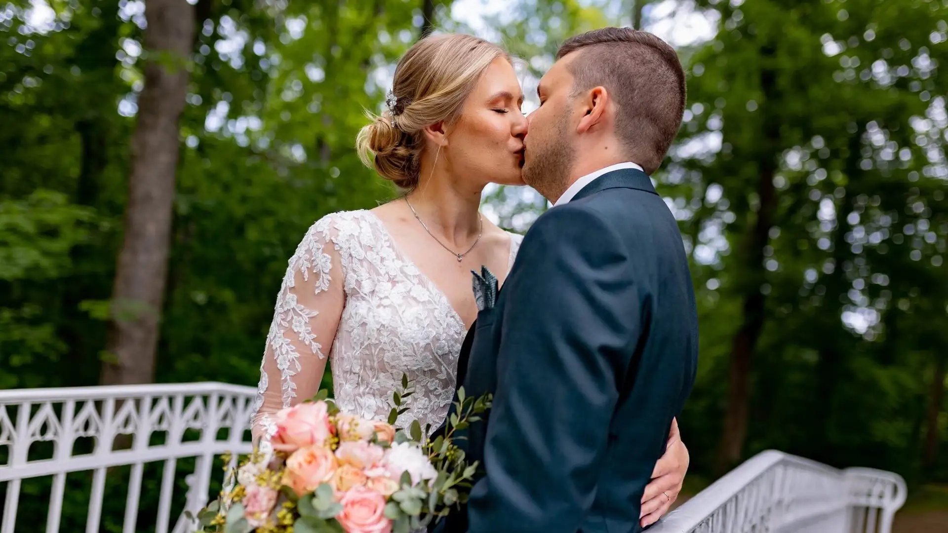 Brautpaar auf der weißen Brücke im Schlossgarten Herrnsheim – Hochzeitsfotograf
