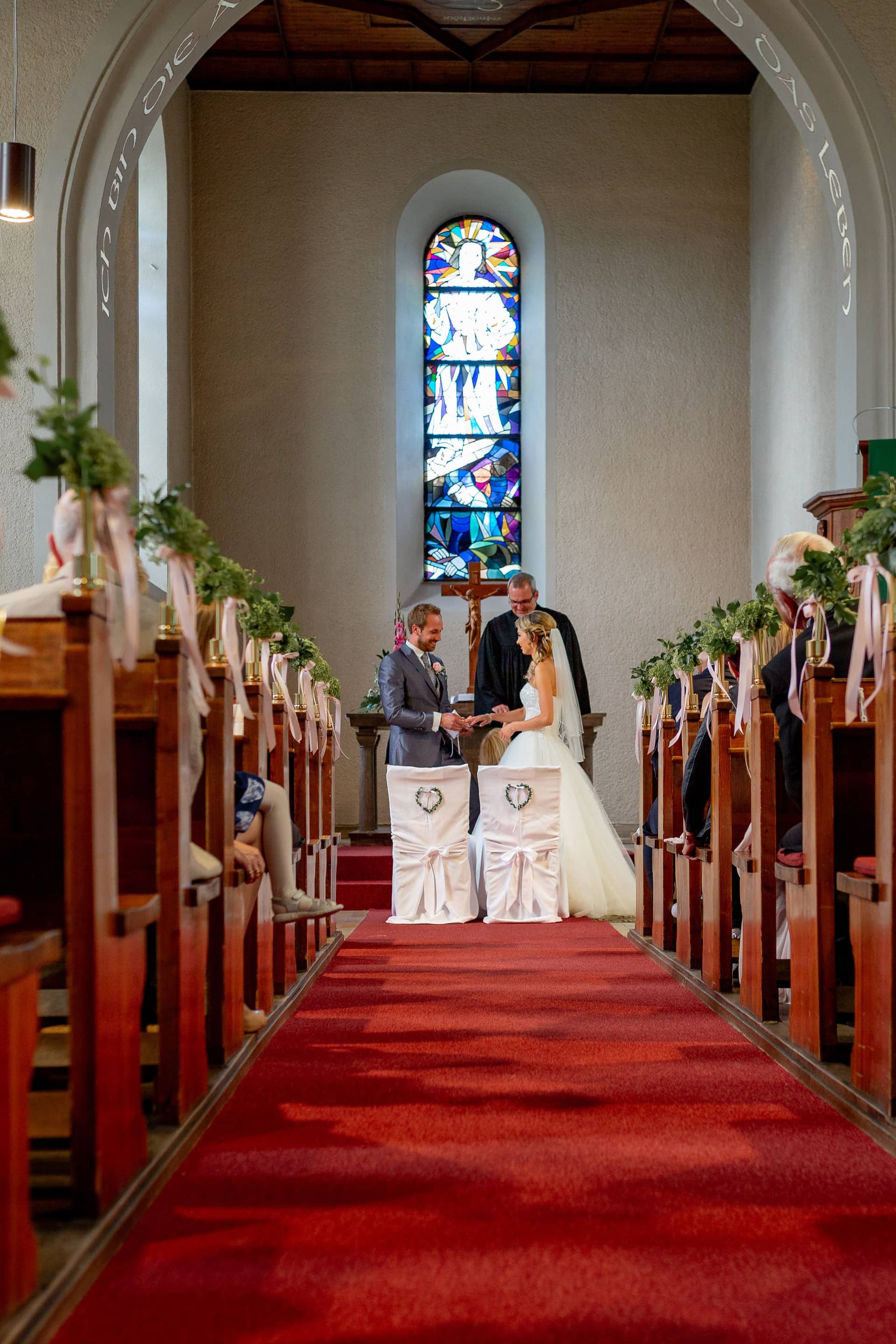 Hochzeitsfotograf aus Mannheim fängt einen authentischen Moment auf dem Hofgut Hohenstein ein.