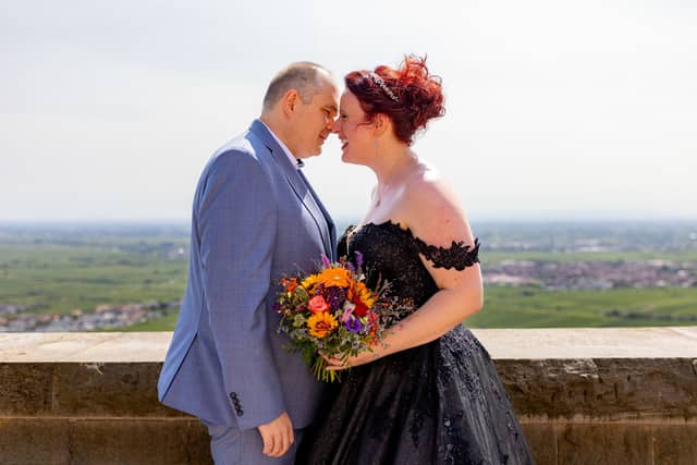 “Hochzeitsfotograf in Neustadt am Hambacher Schloss – Brautpaar mit Blumenstrauß beim Fotoshooting”