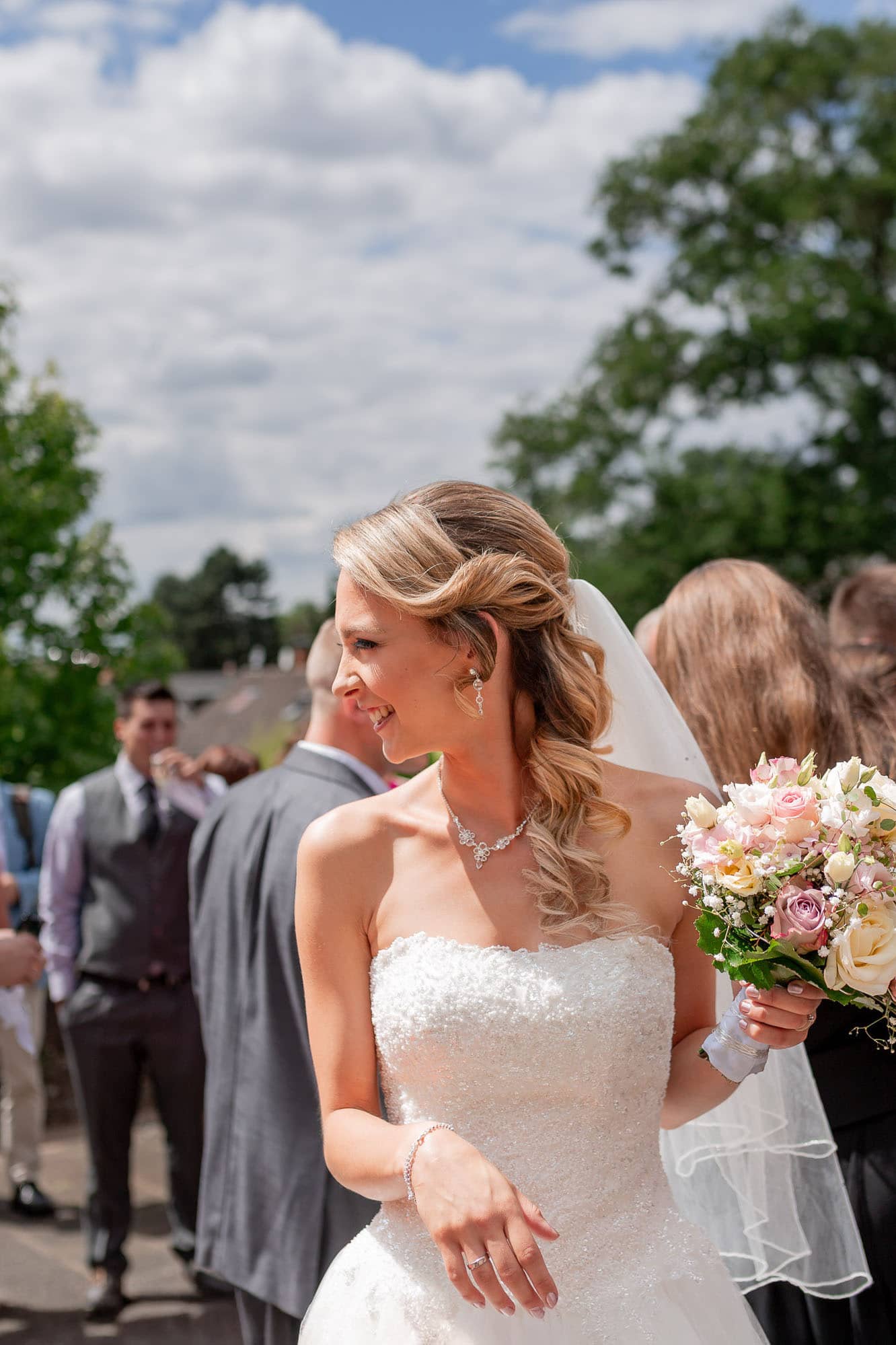 Hochzeitsfoto von Julia und Timo auf dem Hofgut Hohenstein in Lautertal bei Bensheim, fotografiert von einem Fotografen aus Mannheim.
