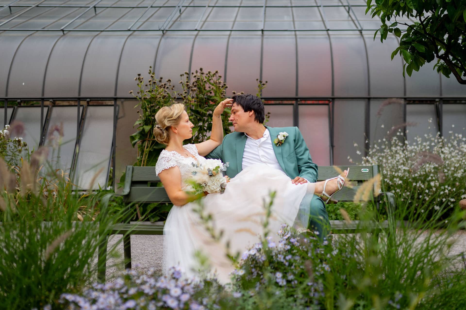 00003 Hochzeitsfotograf Karlsruhe Hochzeitsreportage Fotograf.Bt6g4Uio Ein Hochzeitsfotograf fängt das Lachen des Brautpaares in Karlsruhe ein.