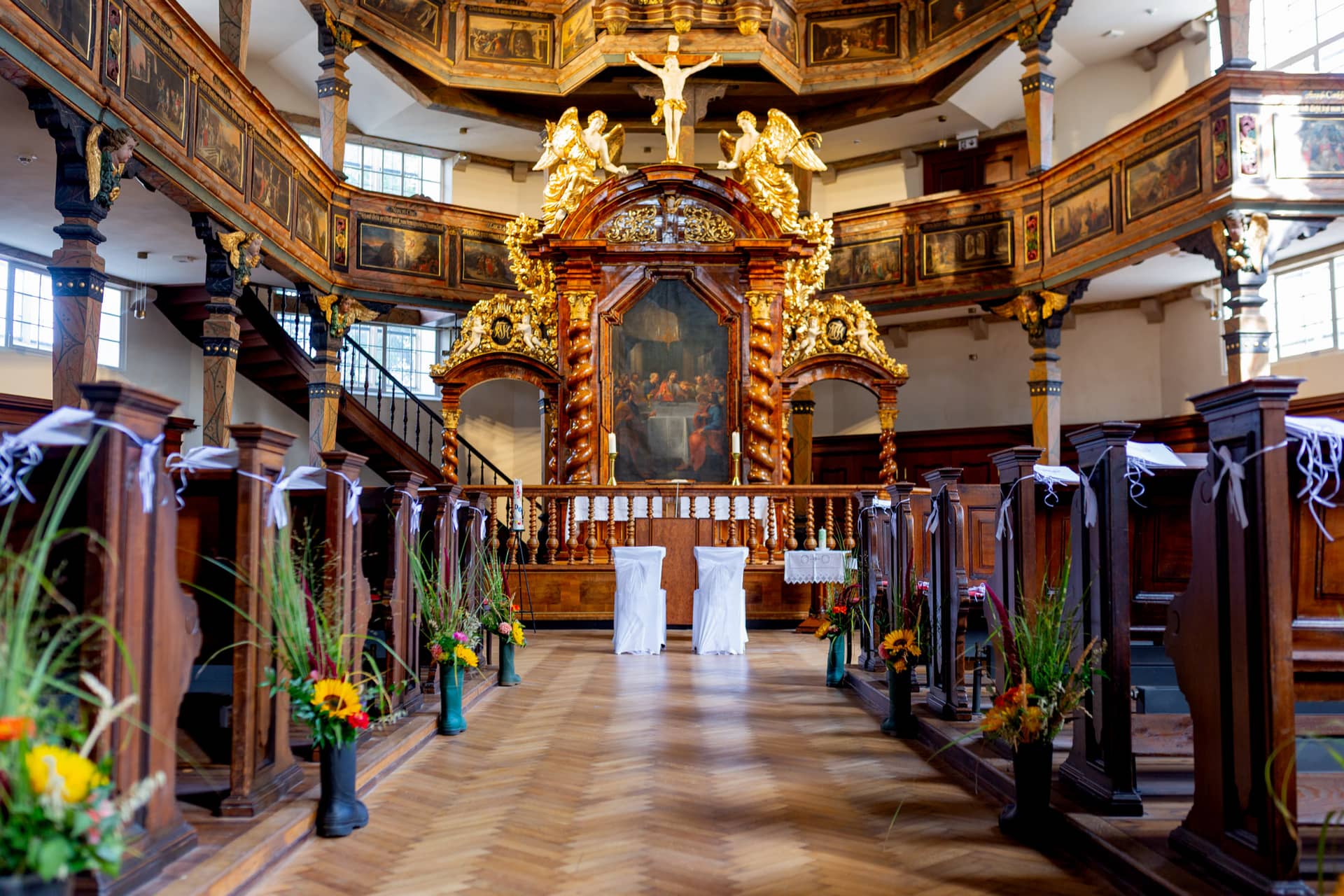 20180915 13 11 09 MK3 4809 Holz Kirchen Hochzeit Farben Hochzeitsfotograf Reilingen Speyer Ida Philipp.CcGj09so Kirchenschiff mit Altarbild, Blumendekoration und Brautpaar