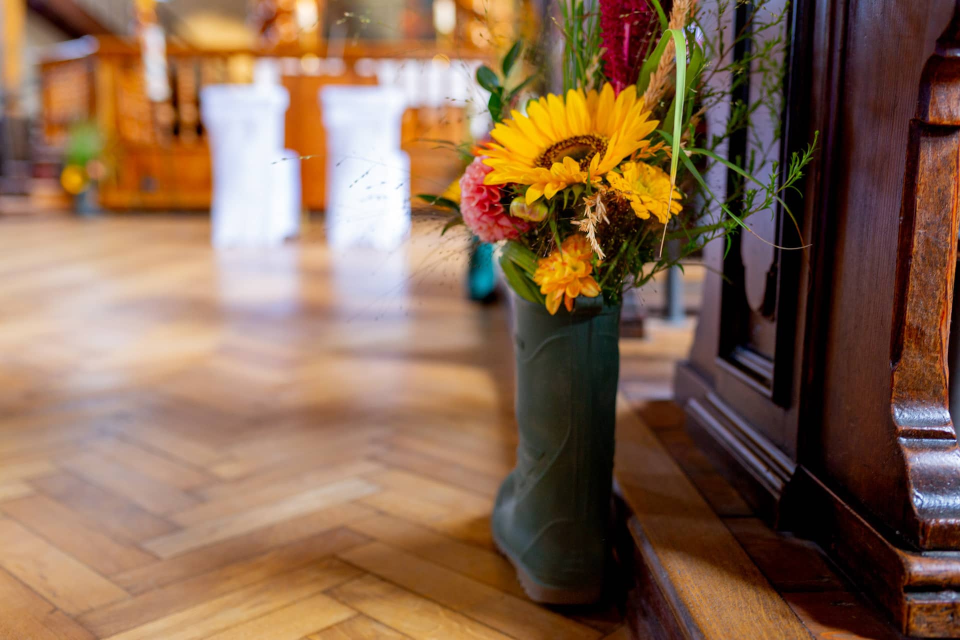 20180915 13 11 29 MK3 4814 Brautpaar Blumen Hochzeit Hochzeitsfotograf Reilingen Speyer Ida Philipp.DrnH6B N Blumendekoration am Altar der Dreifaltigkeitskirche Speyer