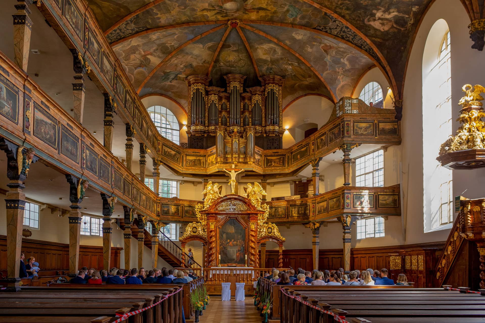 20180915 13 27 19 20180915 13 27 19 Geng Rummer Speyer Reilingen MK3 4862 Alt Kirchen Brautpaar Dekoration Hochzeitsfotograf Reilingen Speyer Ida Philipp.DA57ThYH Brautpaar feierlich am Altar in historischer Kirche mit Stuckdecken