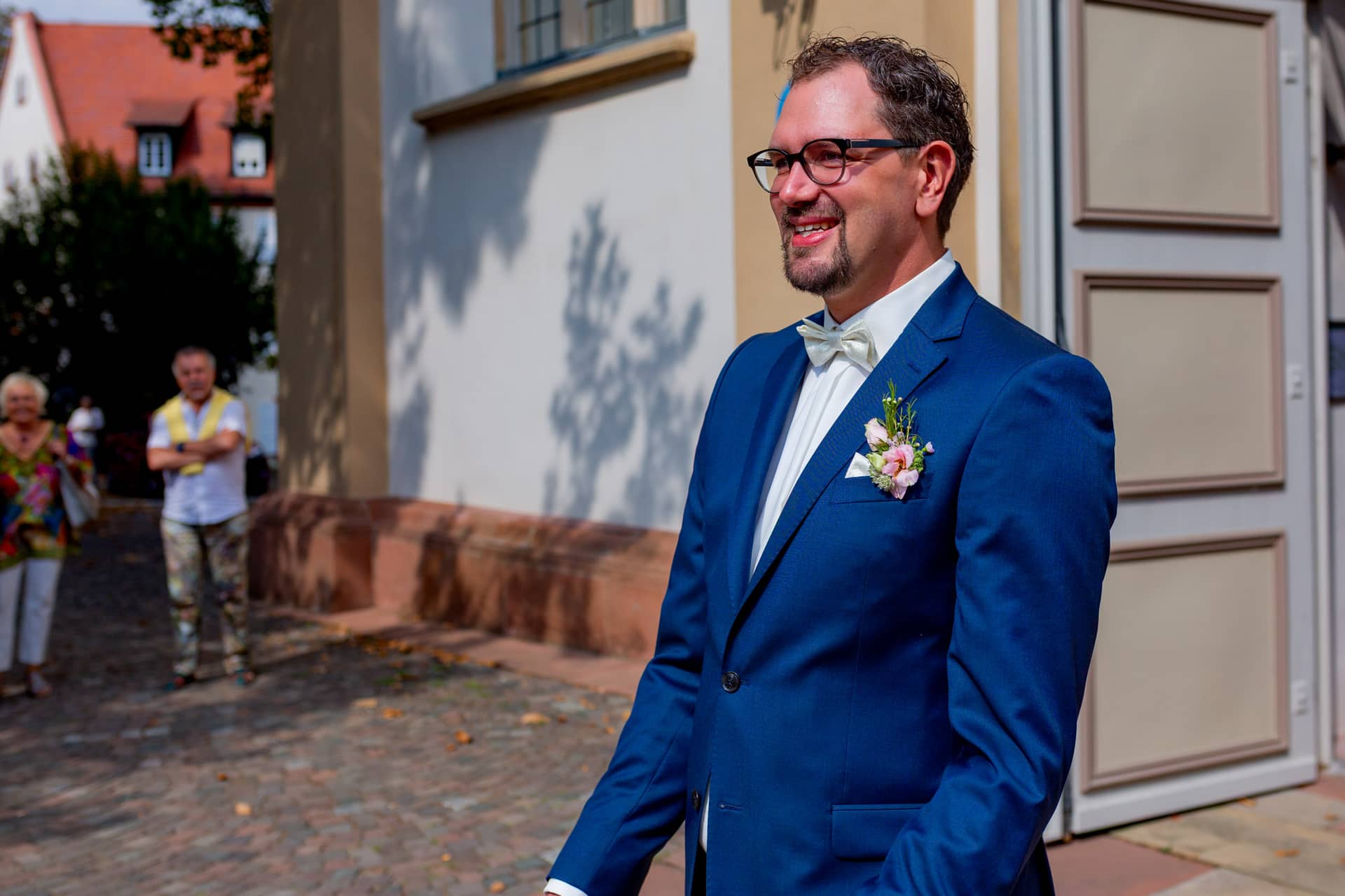 20180915 13 30 20 MK3 4934 Brautpaar Hochzeit Anzug Blume Hochzeitsfotograf Reilingen Speyer Ida Philipp.EPSZGqBL Schicker Bräutigam in Marineblau blickt erwartungsvoll auf die Hochzeit