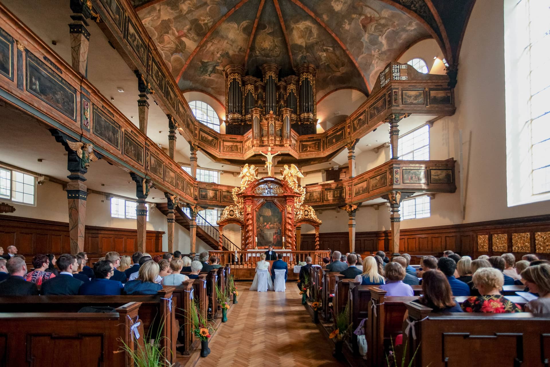 20180915 13 38 14 20180915 13 38 14 Geng Rummer Speyer Reilingen IMG 2018 Alt Kirchen Braut Hochzeit Hochzeitsfotograf Reilingen Speyer Ida Philipp.DHWg2tTB Brautpaar vor Altar in prachtvoller historischer Kirche mit Stuckdecken