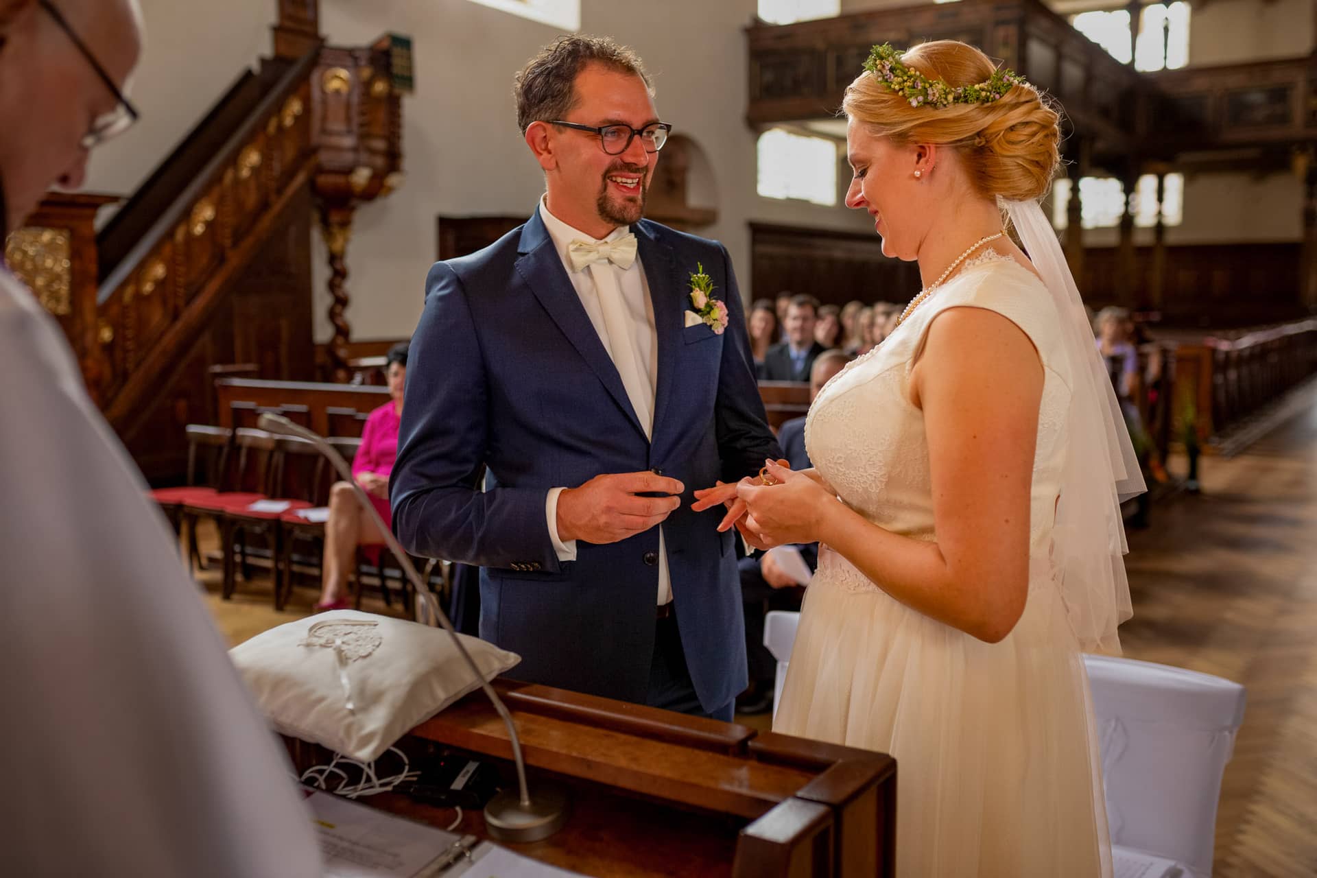20180915 14 06 09 20180915 14 06 09 Geng Rummer Speyer Reilingen MK3 5222 Hochzeit Kirche Braut Ring Hochzeitsfotograf Reilingen Speyer Ida Philipp.DRCr7Phr Brautpaar tauscht Ringe aus, während ein Priester am Altar steht