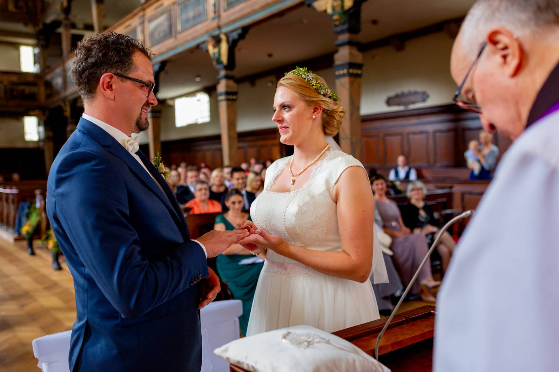 20180915 14 06 58 MK3 5252 Hochzeit Kirche Braut Ring Hochzeitsfotograf Reilingen Speyer Ida Philipp.8IBgKpcZ Brautpaar tauscht Eheringe während der kirchlichen Trauung in der Dreifaltigkeitskirche