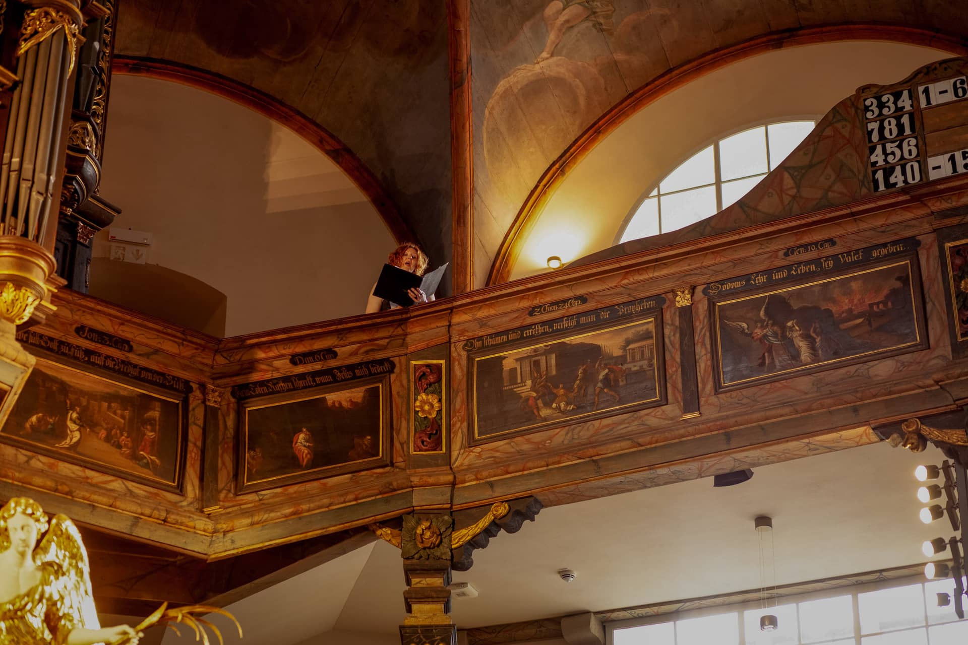 20180915 14 12 33 20180915 14 12 33 Geng Rummer Speyer Reilingen IMG 2048 Hochzeit Kirche Stuck Farben Hochzeitsfotograf Reilingen Speyer Ida Philipp.DCq8smUi Brautpaar küsst sich am Altar – erster Kuss als Ehepaar in der Dreifaltigkeitskirche Speyer