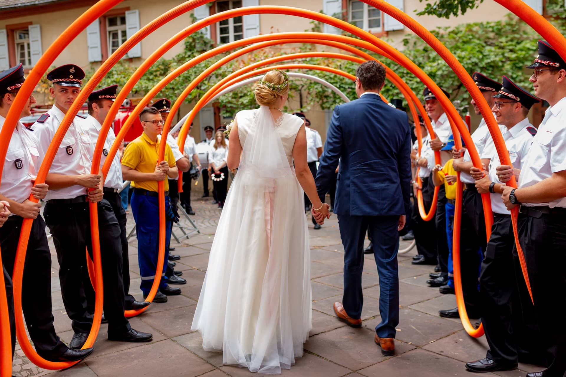 20180915 14 26 52 MK3 5363 Polizei Uniform Hochzeit Kreis Hochzeitsfotograf Reilingen Speyer Ida Philipp.BXrRnB1k Brautpaar schreitet durch eine Ehrengasse nach dem Kirchenauszug in Speyer
