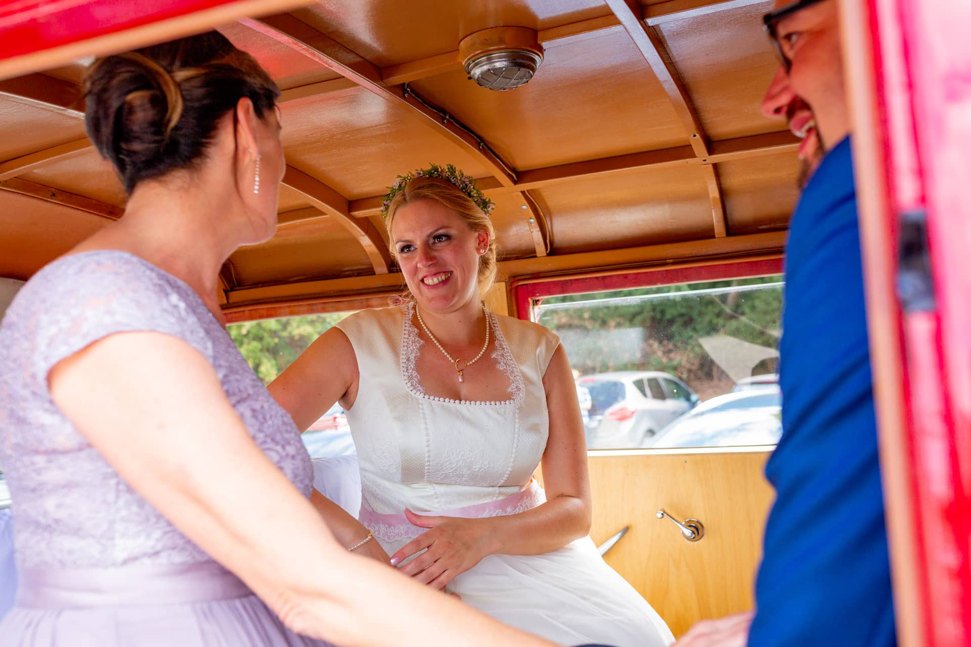 20180915 15 03 00 MK3 6731 Braut Hochzeit Glueck Liebe Hochzeitsfotograf Reilingen Speyer Ida Philipp.BjiAcAaY Braut und Hochzeitsgäste beim Aufbruch nach der kirchlichen Trauung in Speyer
