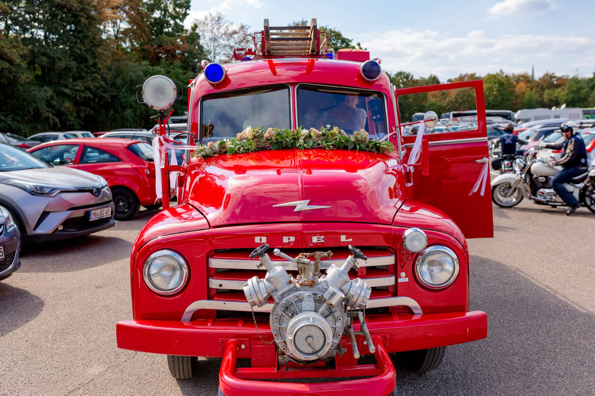 20180915 15 03 25 MK3 6756 Rotes Feuerkraft Hochzeit Opel Hochzeitsfotograf Reilingen Speyer Ida Philipp.CsWWf825 Rotes Feuerwehrauto mit Blumendekoration als besonderes Brautauto