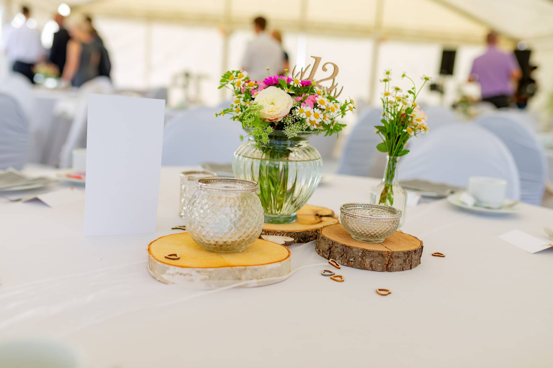 20180915 15 50 07 MK3 6792 Blumen Tisch Hochzeit Kerzen Hochzeitsfotograf Reilingen Speyer Ida Philipp.HL2RZ5b0 Brautpaar-Tischdeko mit Blumenvasen und Holzscheiben im Festzelt Reilingen